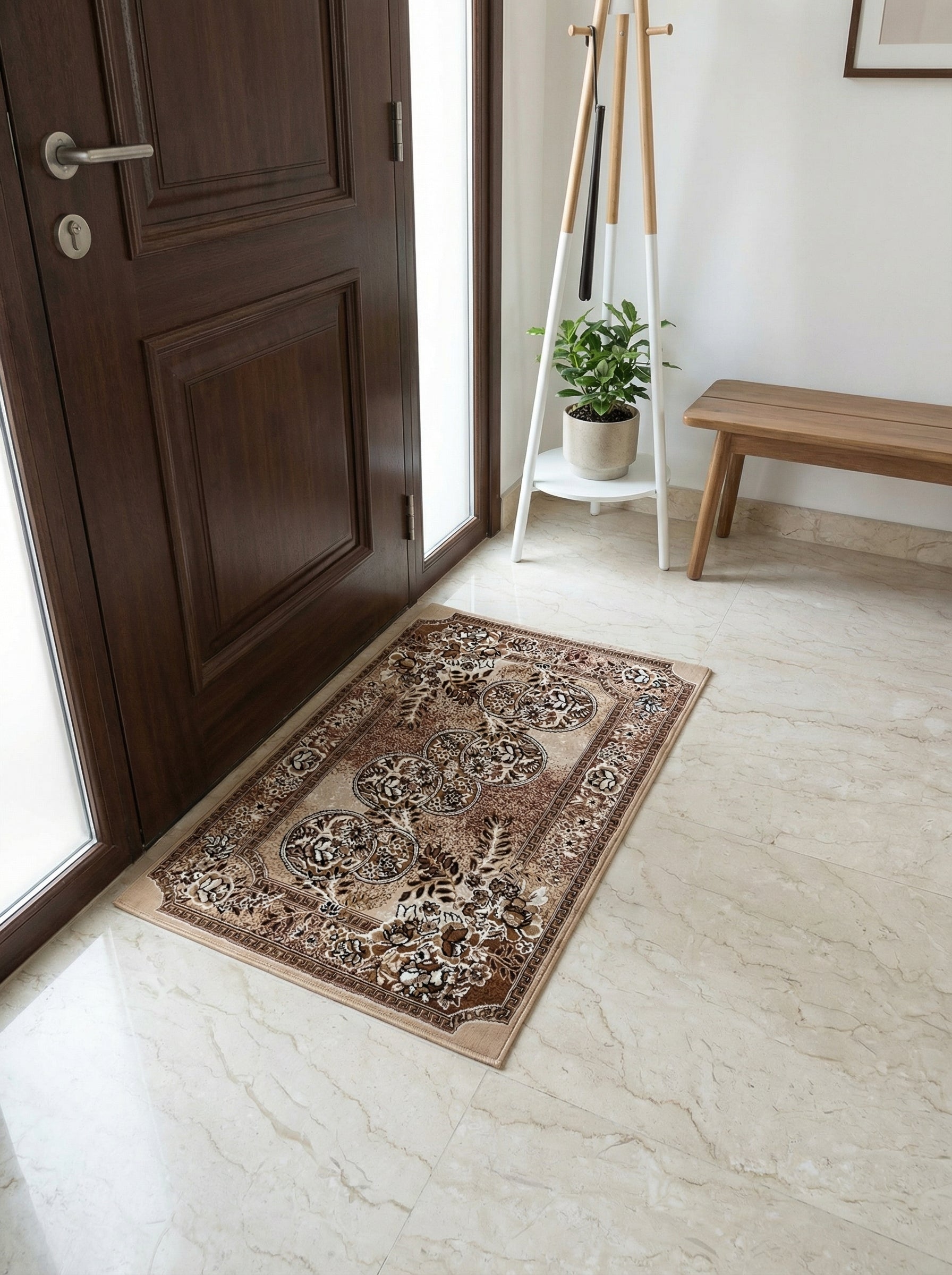 Tapis rectangulaire beige à motifs orientaux floraux et médaillons marron complexes, posé sur un sol carrelé dans une entrée