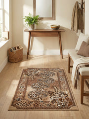 Tapis rectangulaire beige et marron avec motifs floraux et médaillons orientaux, posé sur un parquet clair dans une entrée