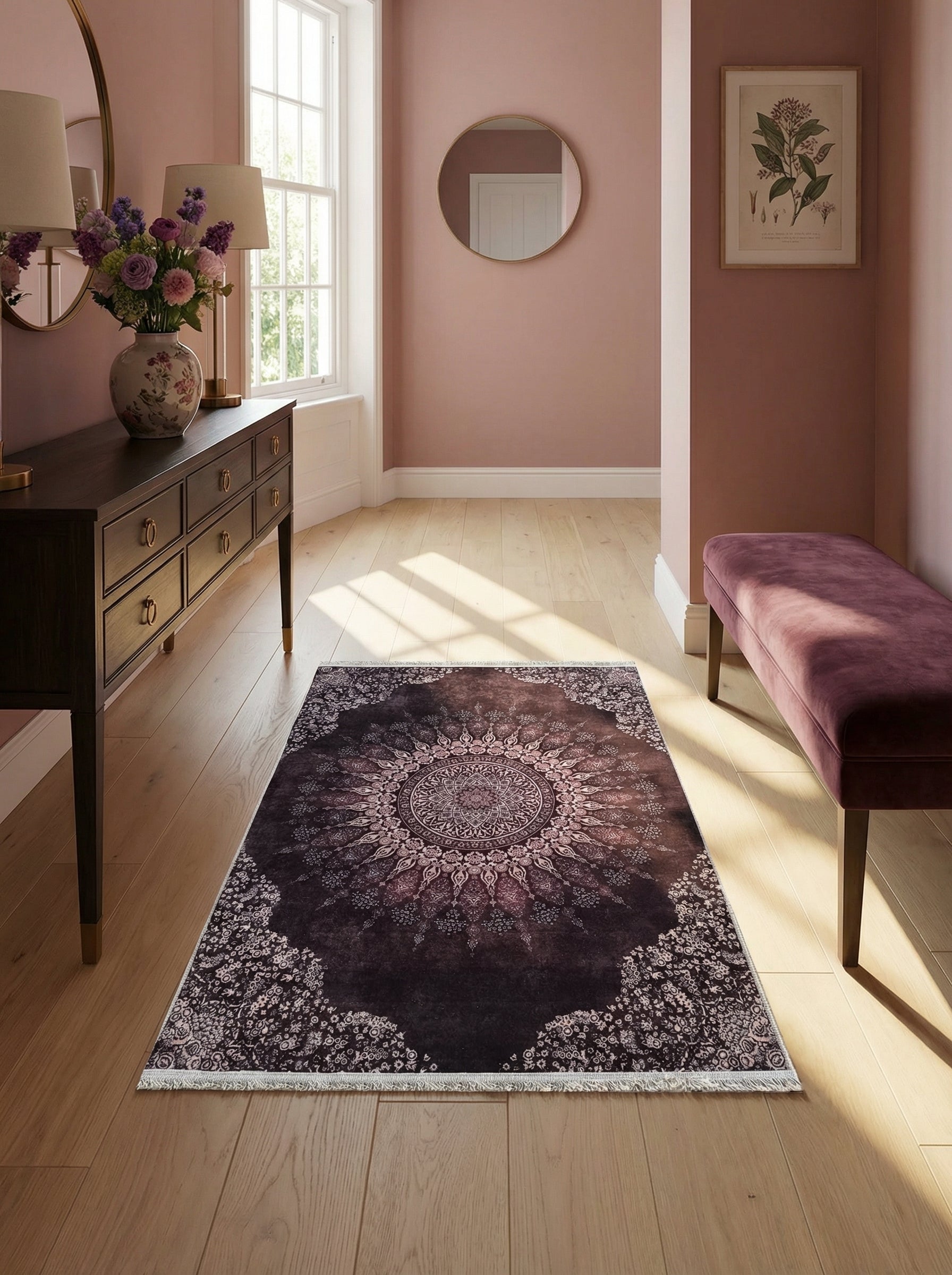 Tapis rectangulaire aubergine avec un grand motif mandala et des volutes florales rose pâle, posé sur parquet dans un couloir décoré
