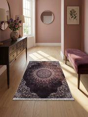 Tapis rectangulaire aubergine avec un grand motif mandala et des volutes florales rose pâle, posé sur parquet dans un couloir décoré