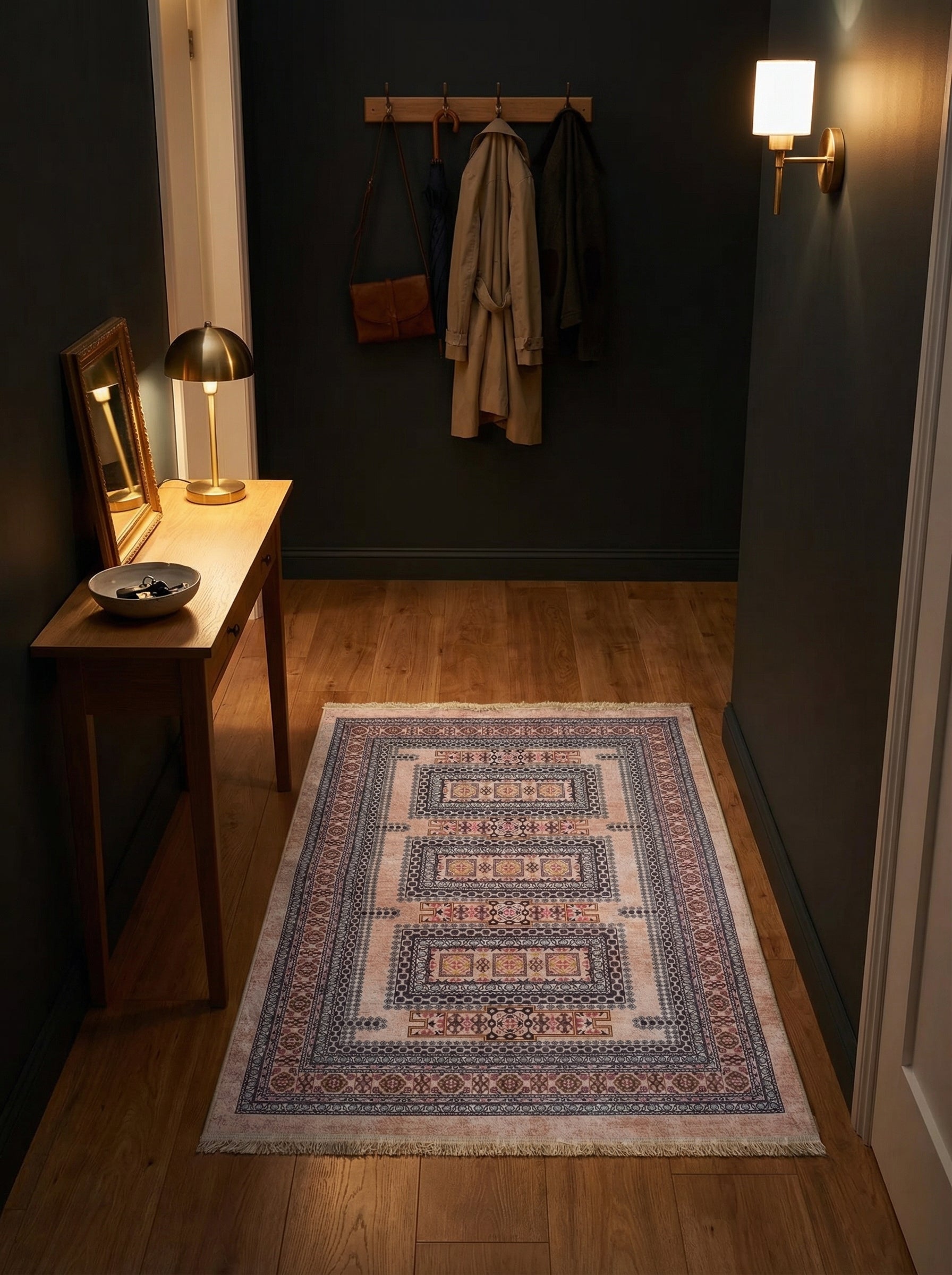 Tapis rectangulaire à franges, aux motifs géométriques traditionnels beige, bleu et terre cuite, dans une entrée au sol en parquet