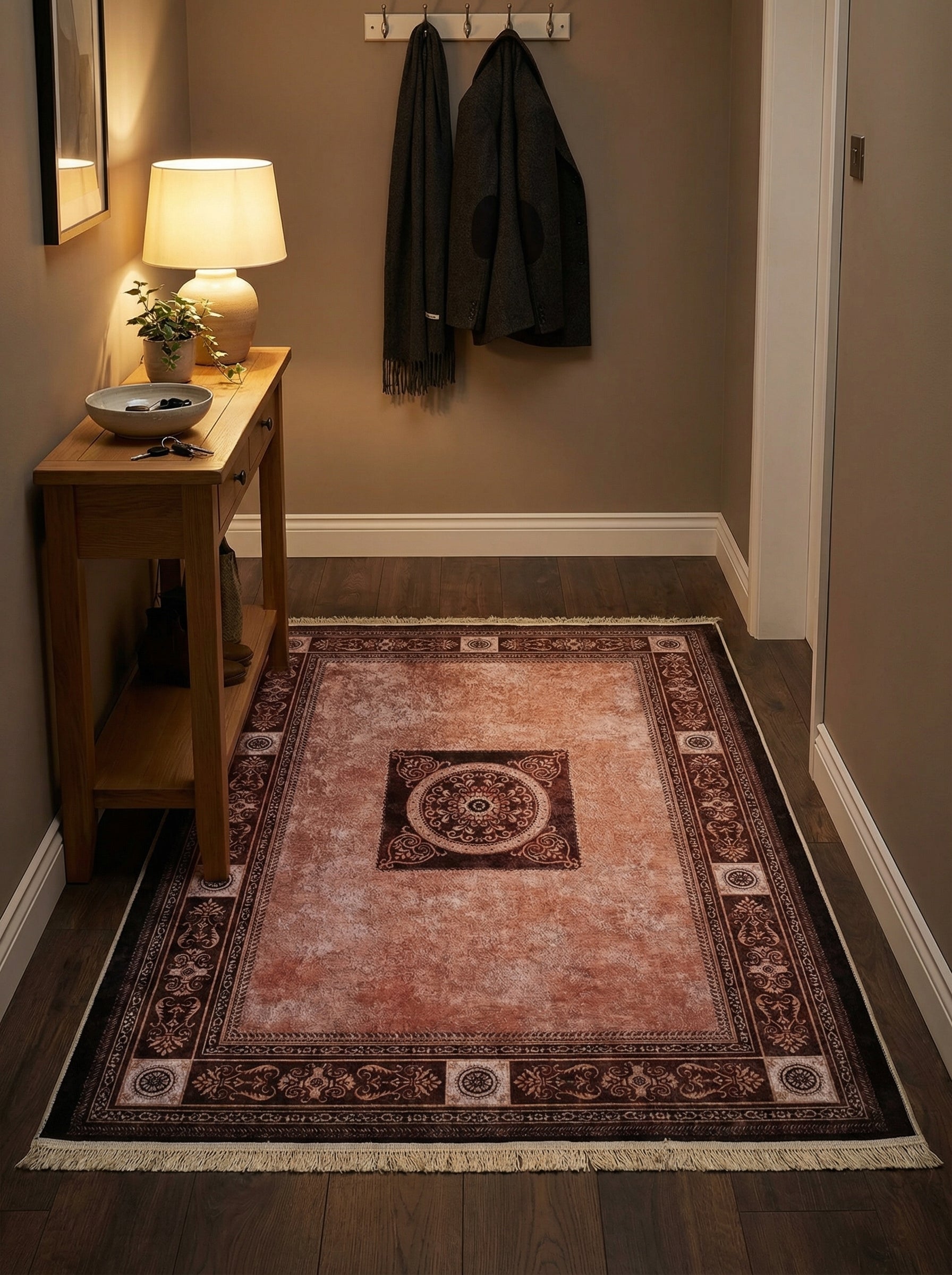 Tapis rectangulaire terre cuite avec un médaillon et des bordures à motifs classiques marron foncé, à franges, dans un couloir