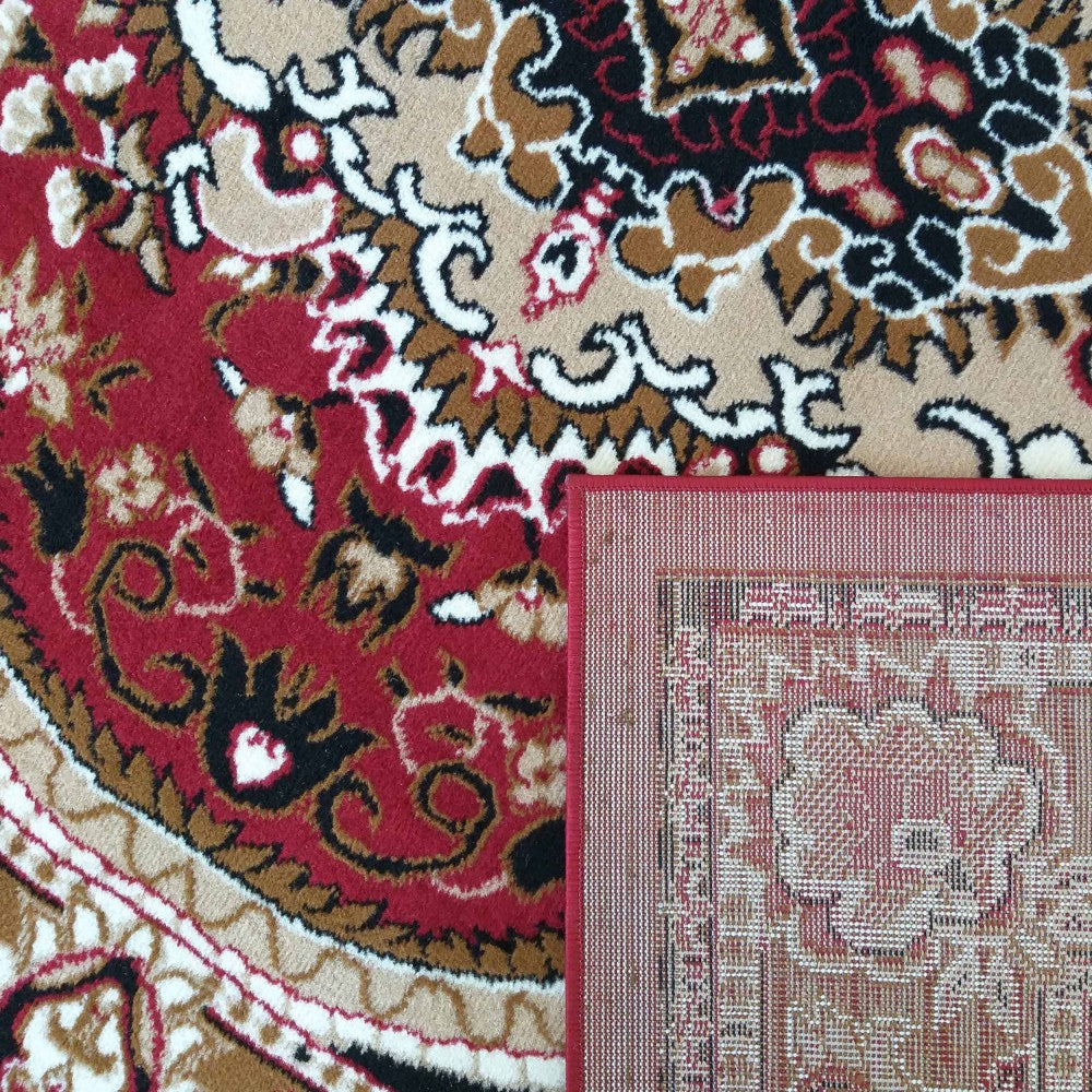 Tapis rouge et beige aux motifs ornementaux complexes, montrant sa surface à poils et son envers tissé