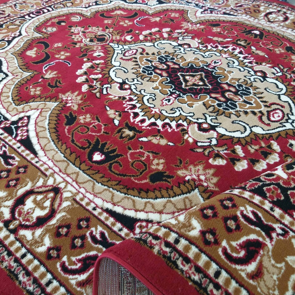 Tapis rouge aux motifs floraux et ornementaux complexes en beige, marron, noir et blanc, avec une surface textile