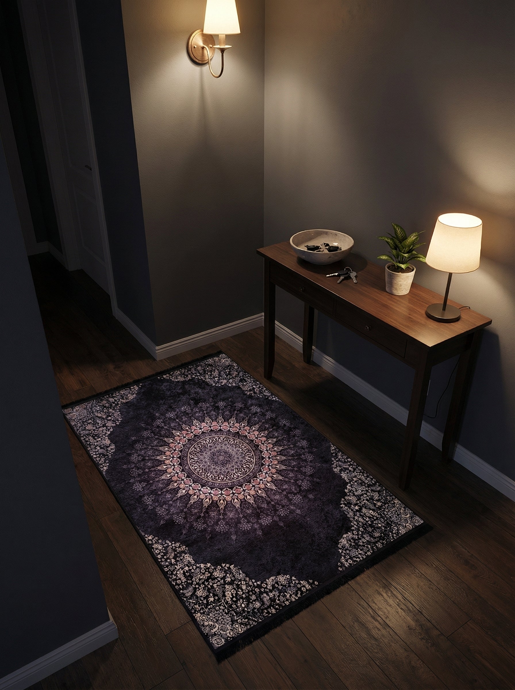 Tapis rectangulaire violet foncé à motifs mandala et floraux beiges et clairs, posé sur un parquet dans une entrée aux murs gris