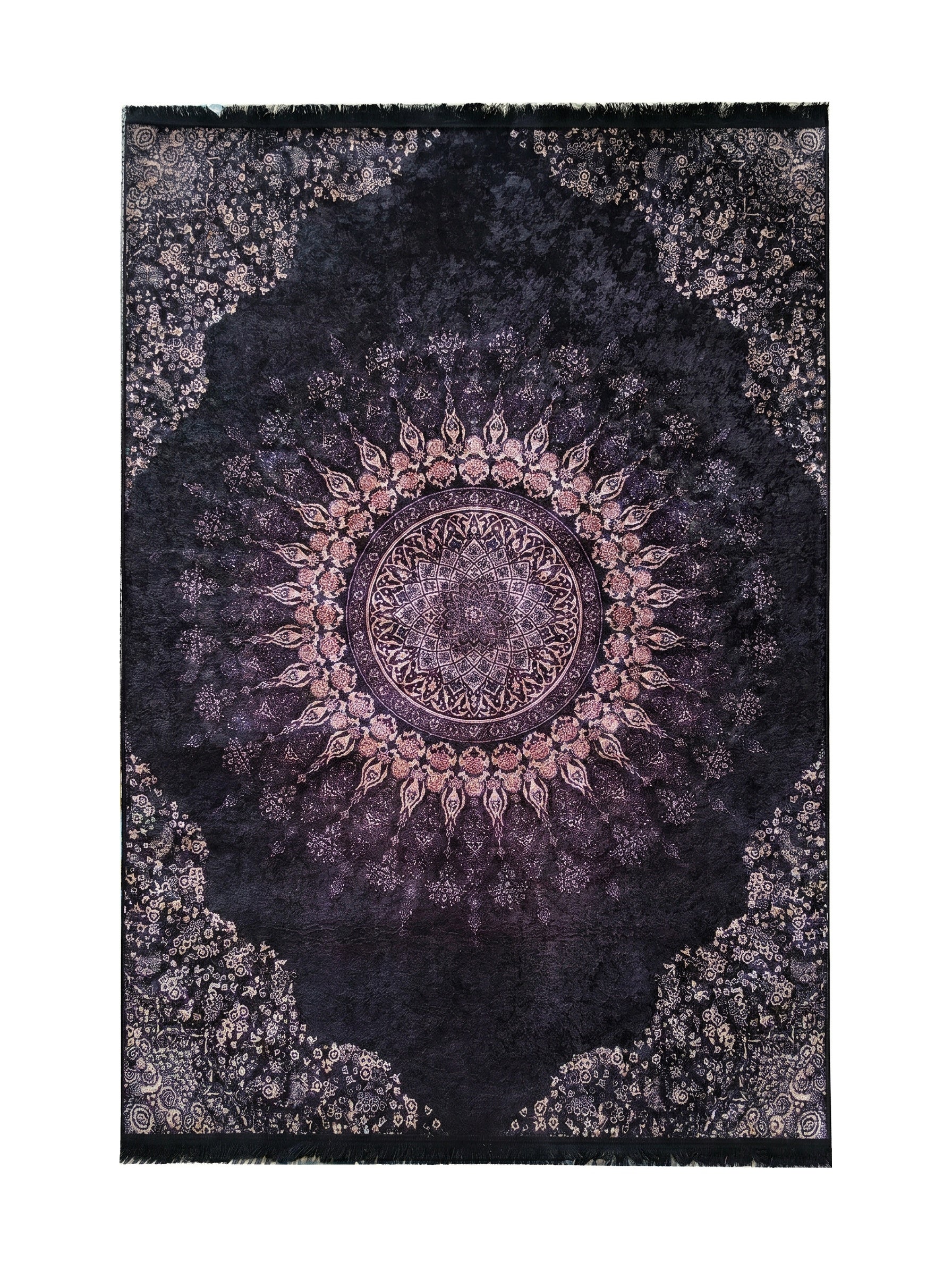 Tapis sombre orné d'un médaillon central complexe aux tons rose, crème et violet, et de motifs floraux clairs dans les coins