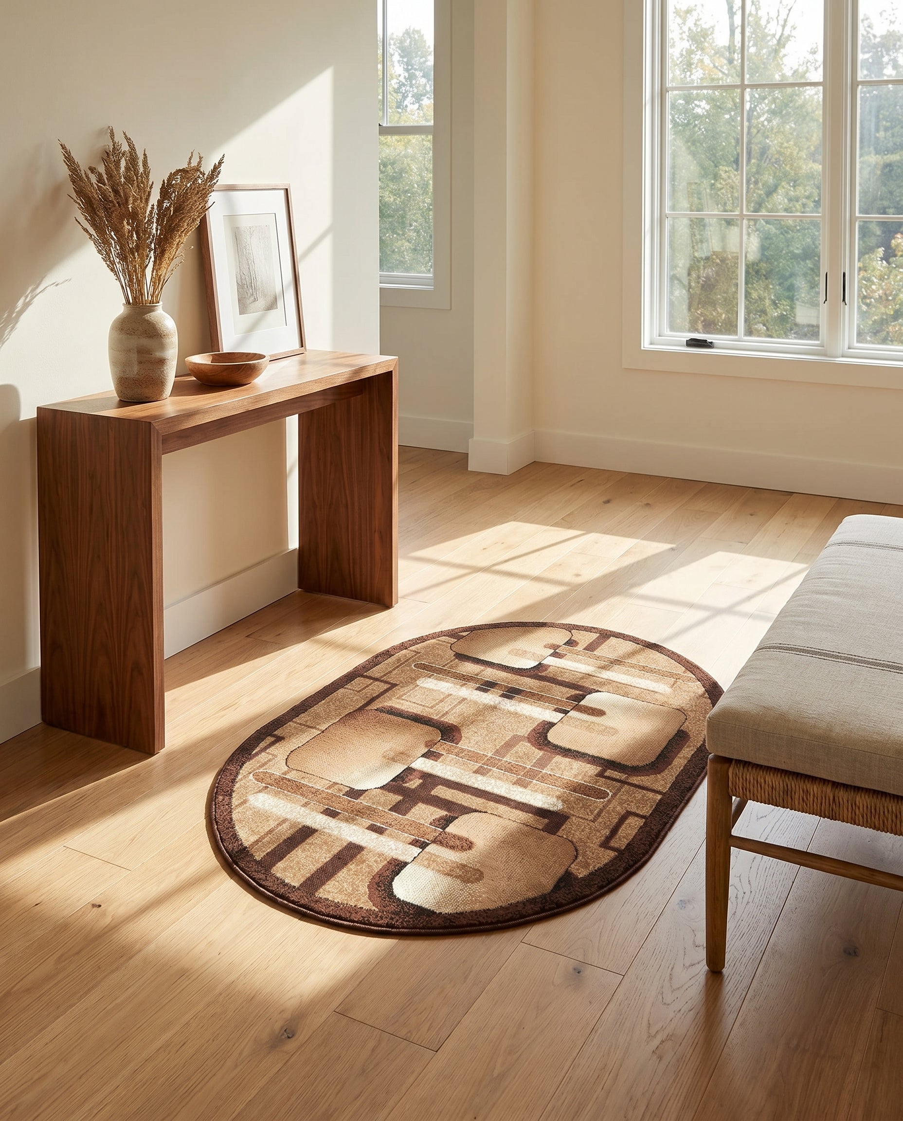 Tapis ovale tissé aux motifs géométriques abstraits marron et beige posé sur un parquet clair dans un salon lumineux