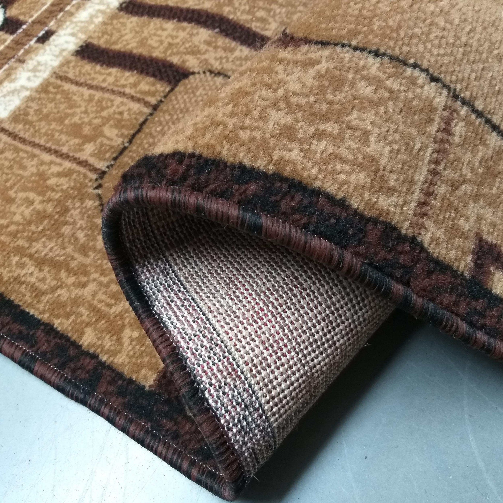 Gros plan sur un tapis moelleux aux motifs géométriques marron clair et foncé, un coin est replié, révélant la sous-couche tissée