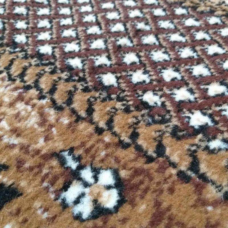 Tapis tissé avec des motifs complexes bruns, noirs et blanc crème, mélange de formes géométriques et organiques