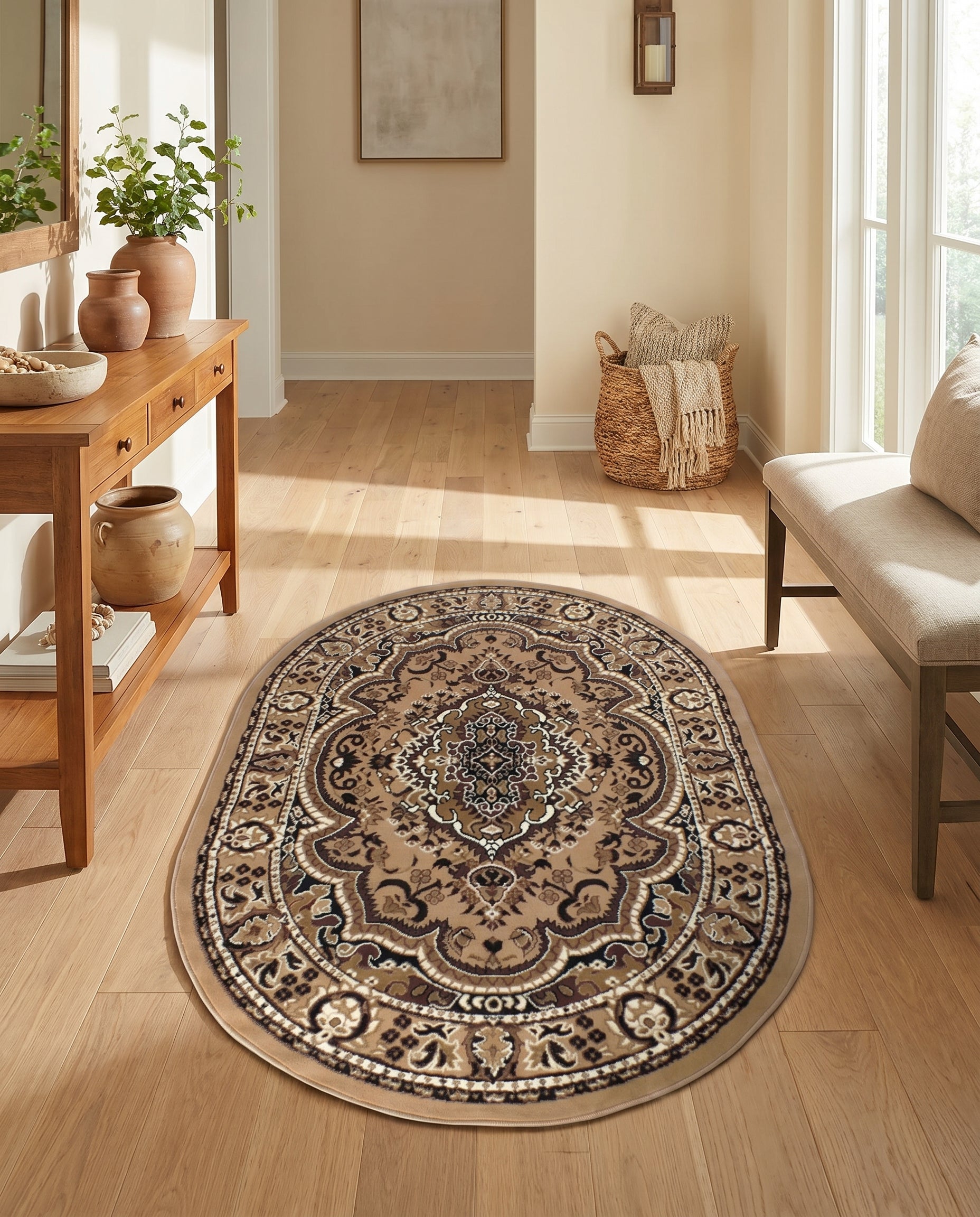 Tapis ovale beige à motifs orientaux bruns et crème, posé sur un parquet clair dans une entrée