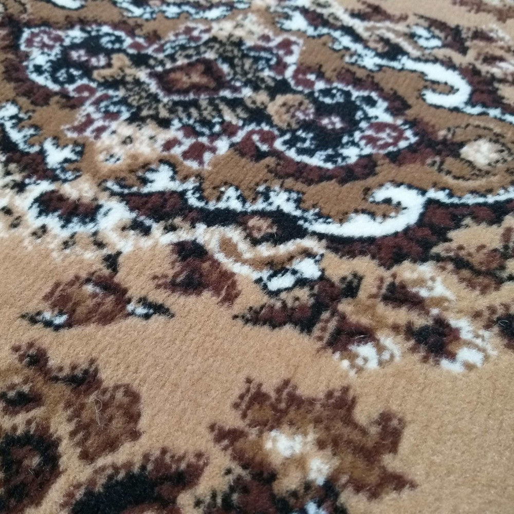 Tapis à motifs ornementaux beige, marron, noir et blanc, avec une texture douce et dense
