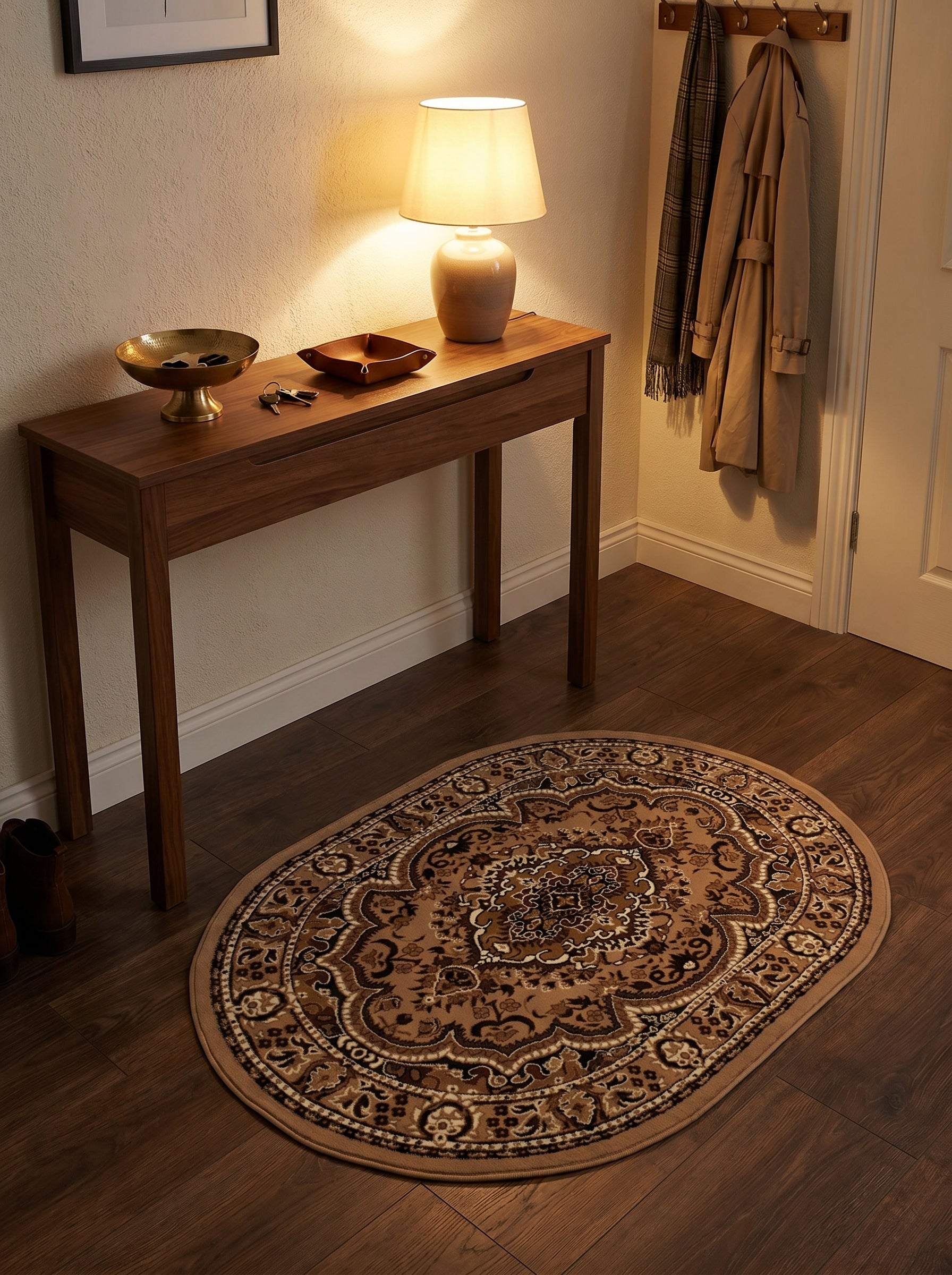 Tapis ovale moelleux aux motifs orientaux beige, marron et crème, posé sur un parquet foncé dans une entrée élégante