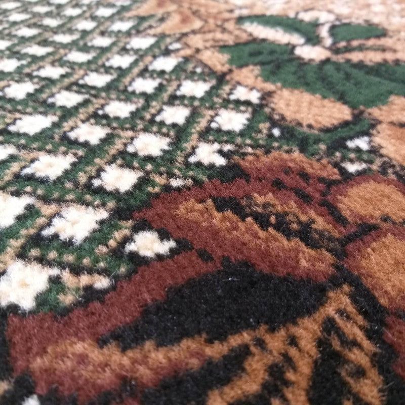 Tapis à motifs traditionnels aux couleurs marron, vert foncé, beige et noir, en gros plan montrant sa texture de poils