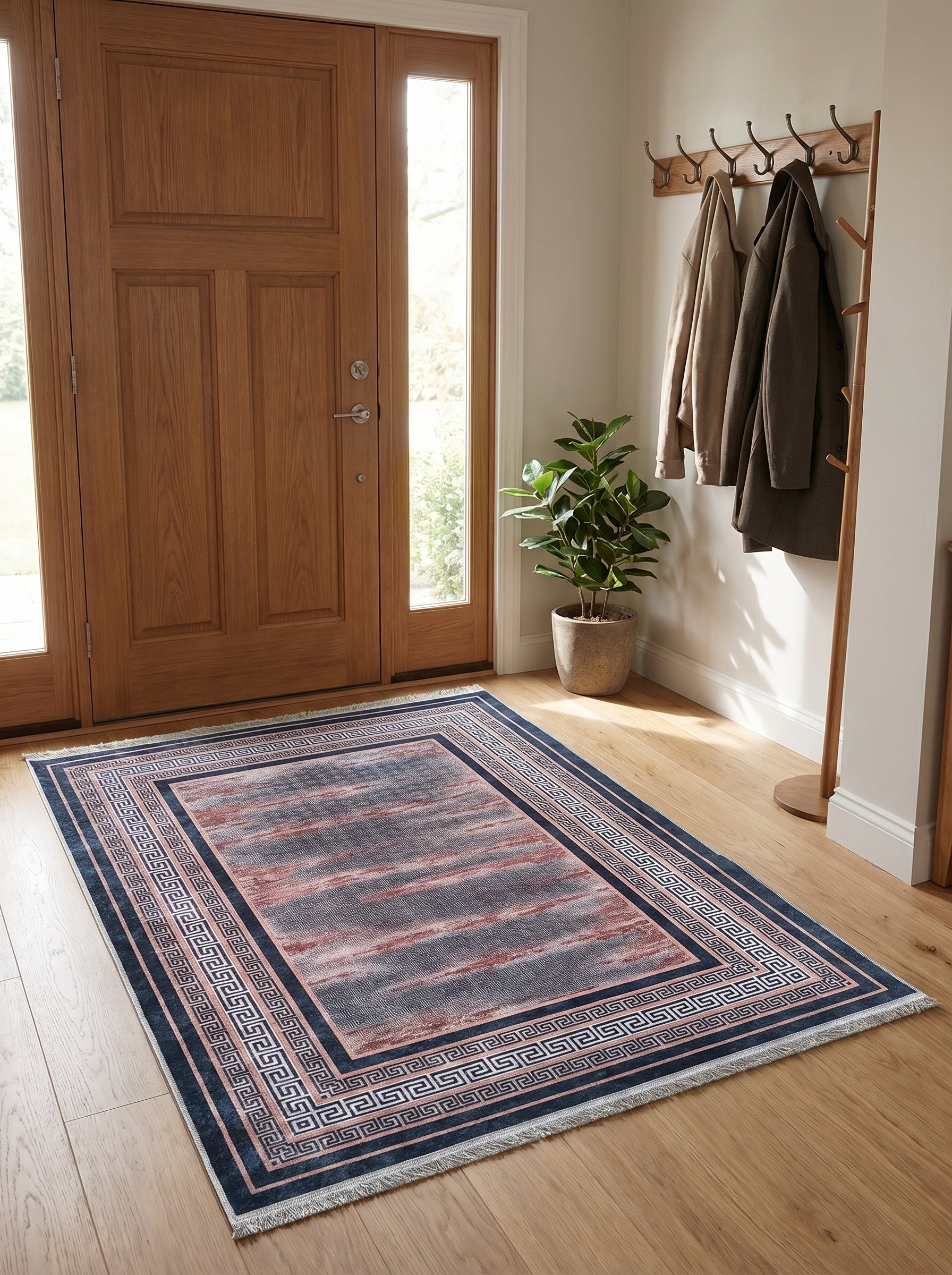 Tapis rectangulaire bleu marine à franges, son centre marbré de terracotta et de bleu est encadré par une frise grecque blanche, sur le parquet d'une entrée