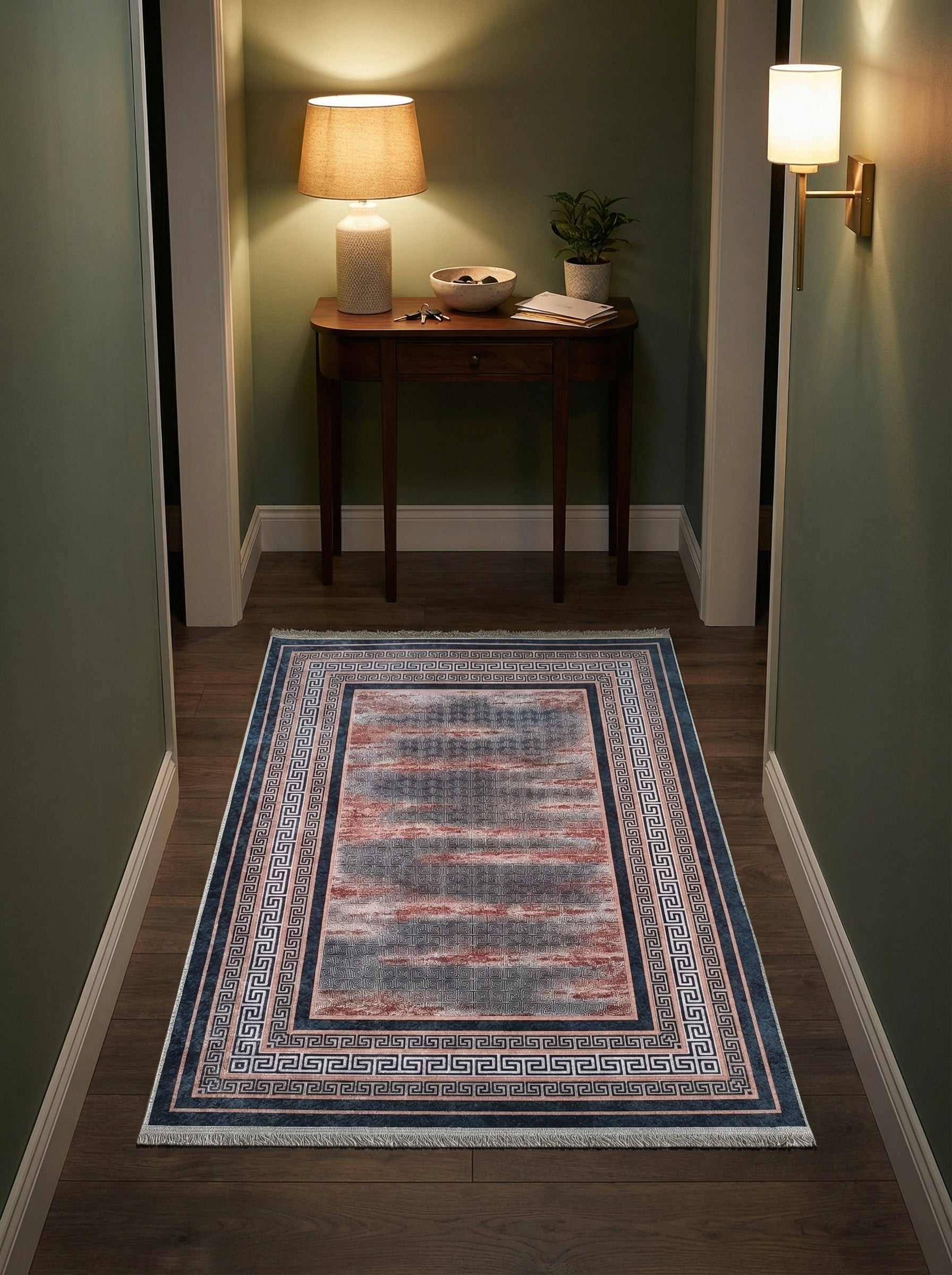 Tapis de couloir rectangulaire bleu marine avec motifs de clé grecque blancs, champ central abstrait rouille et gris, dans un couloir aux murs verts