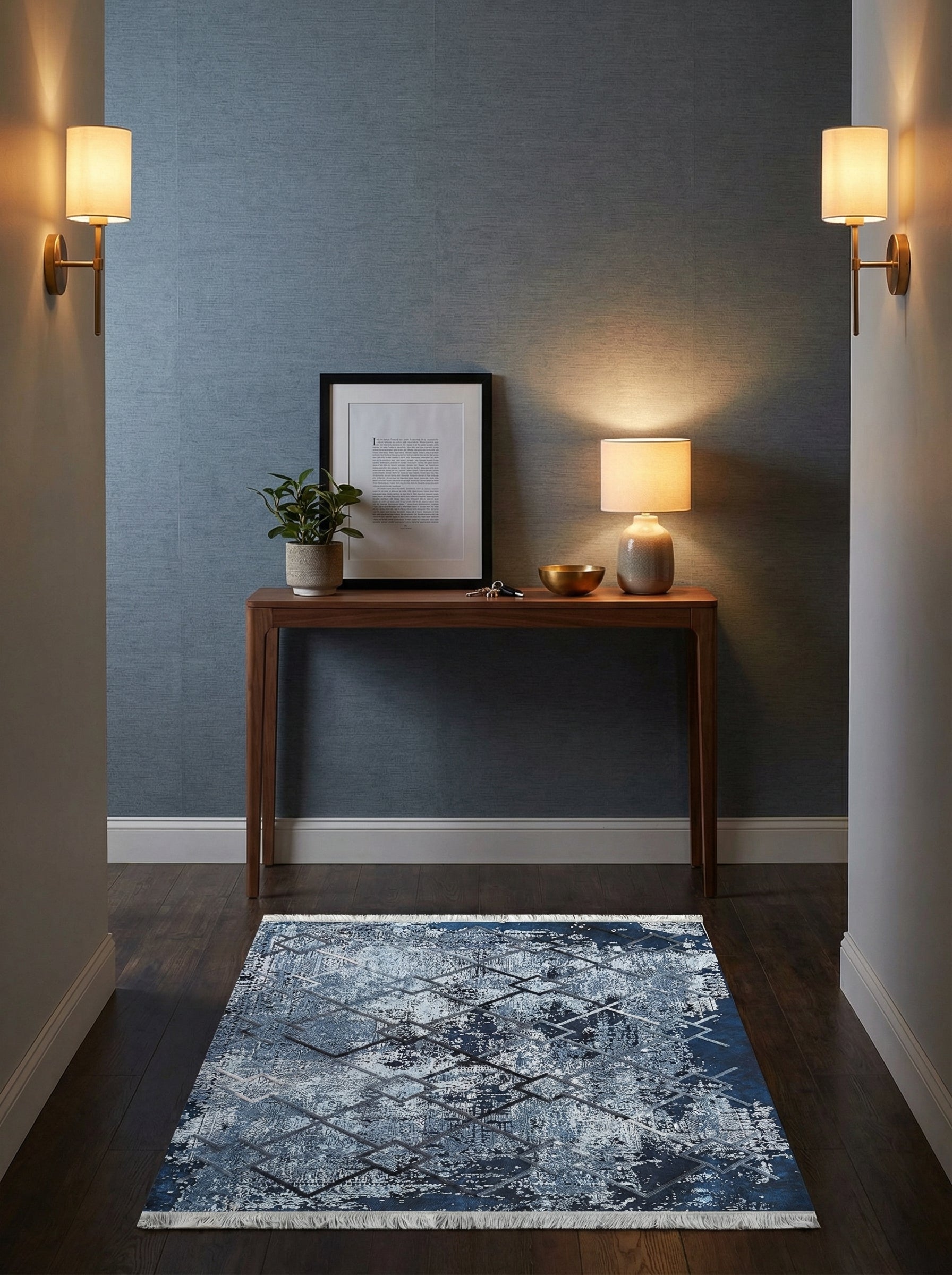 Tapis rectangulaire bleu marine, bleu clair et blanc avec un motif abstrait et géométrique, posé sur un parquet foncé dans une entrée élégante