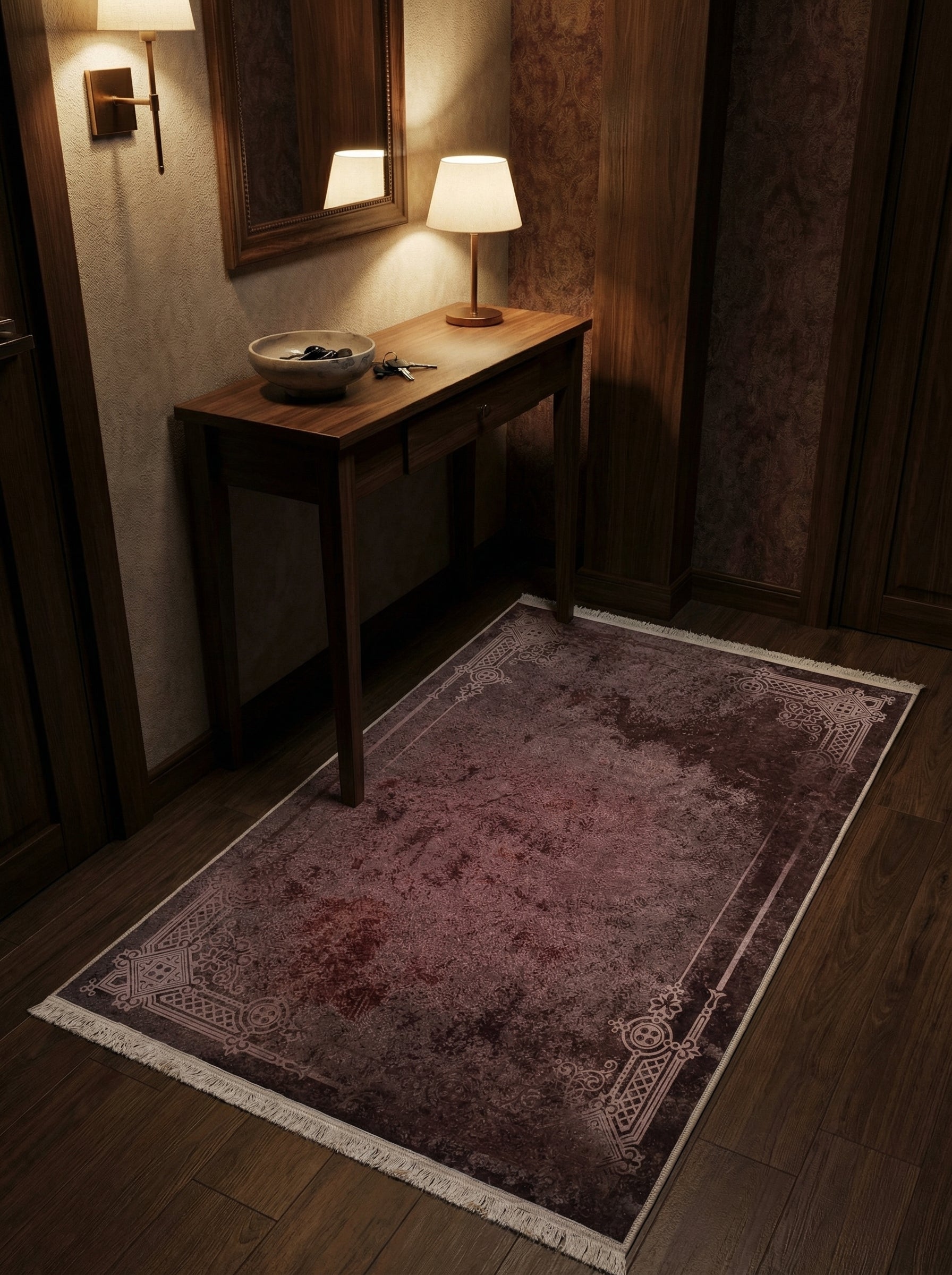 Tapis rectangulaire bordeaux aux motifs classiques délavés en tons crème et franges, posé sur un parquet dans une entrée élégante
