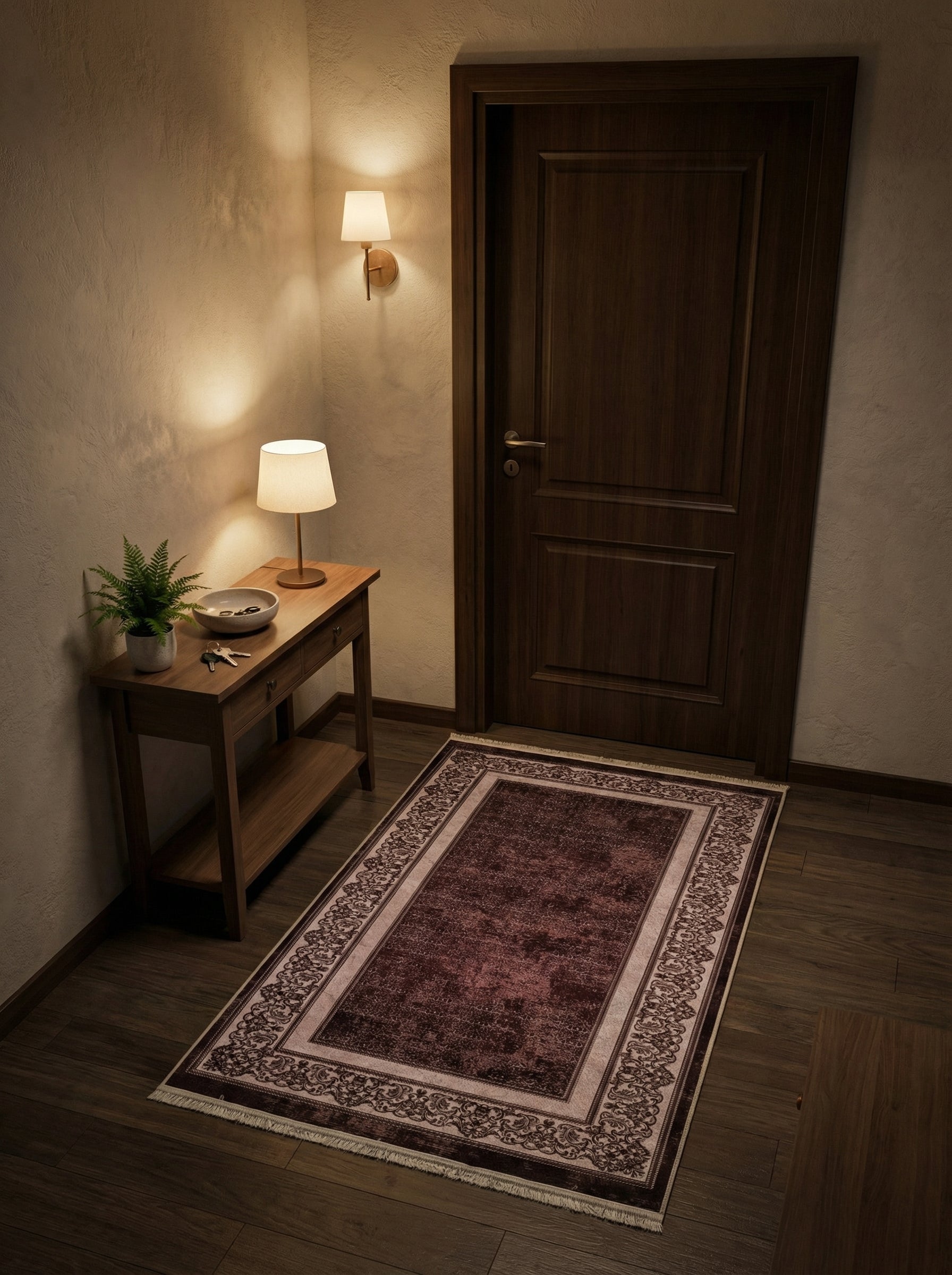 Tapis rectangulaire bordeaux foncé vieilli à motifs orientaux et bordures claires ouvragées, dans une entrée