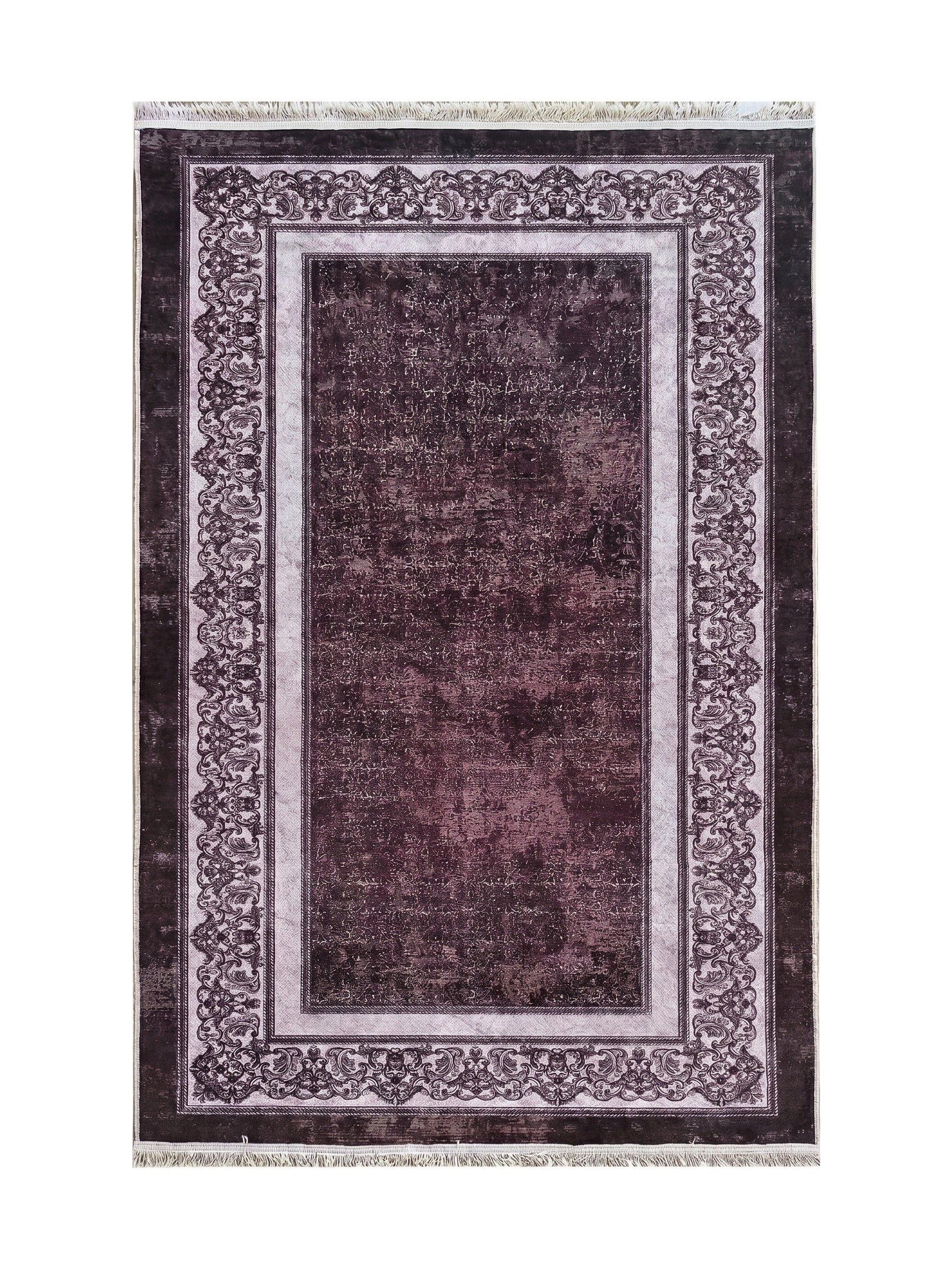 Tapis rectangulaire aubergine au centre usé, avec une large bordure claire ornée de motifs floraux sombres et des franges