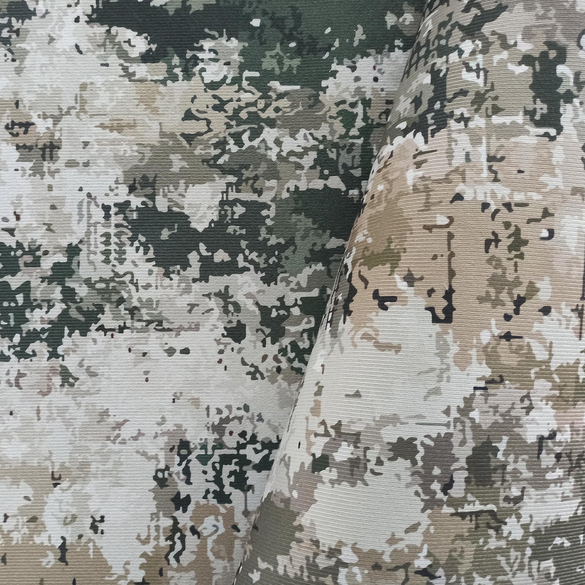 Tapis à motif camouflage numérique vert, beige, marron et gris, avec une texture tissée, partiellement replié