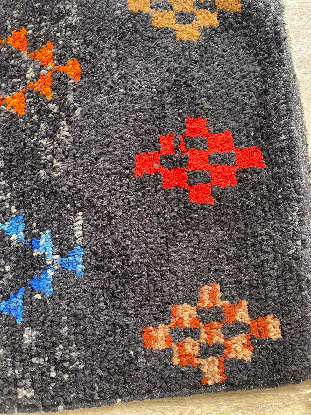 Gros plan sur la laine du tapis d'escalier berbère Zemilt, relief de la laine et du motif à la lumière