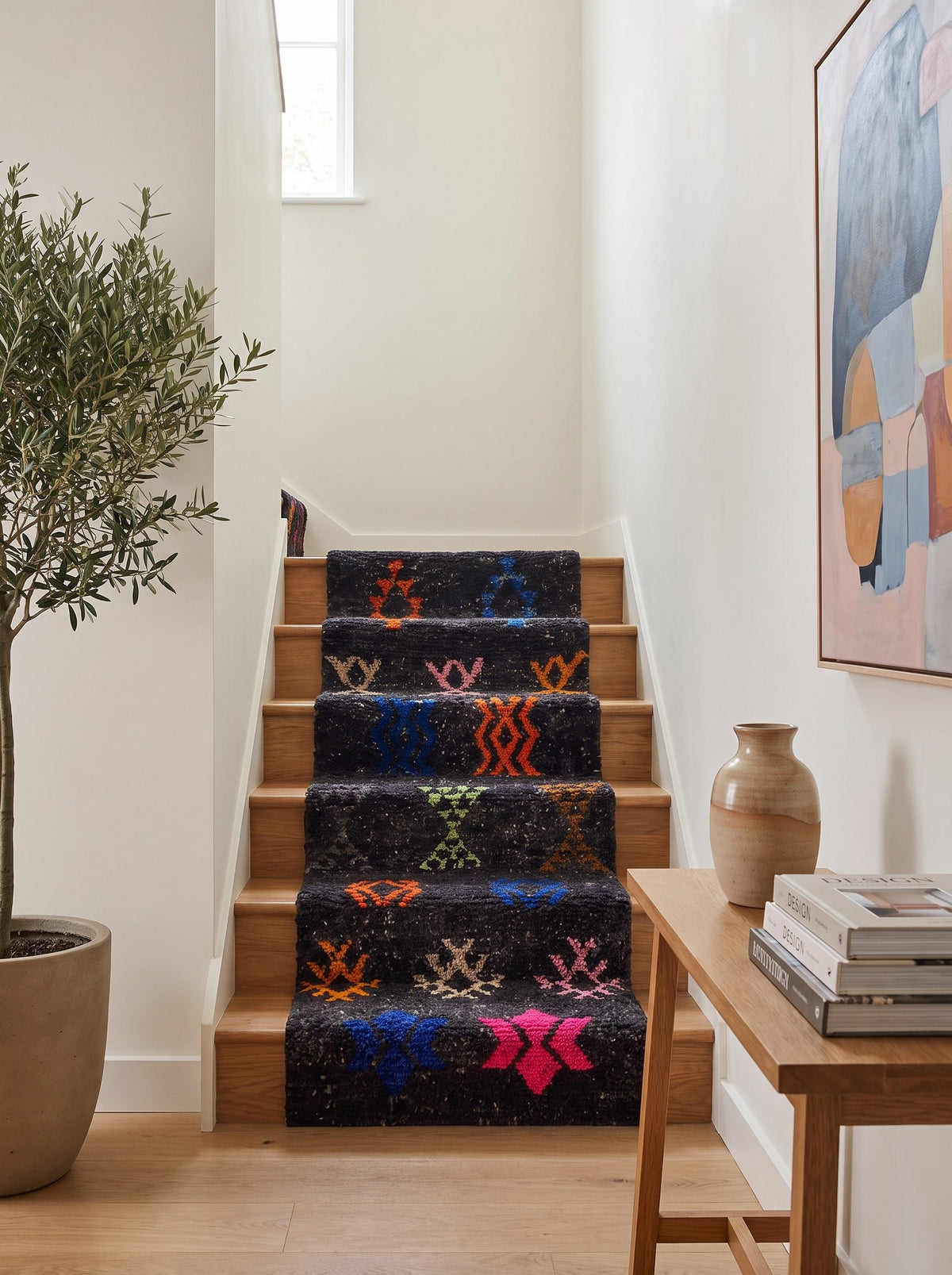 Tapis d'escalier berbère à motifs noir multicolore Zemilt sur un autre escalier, noué main au Maroc