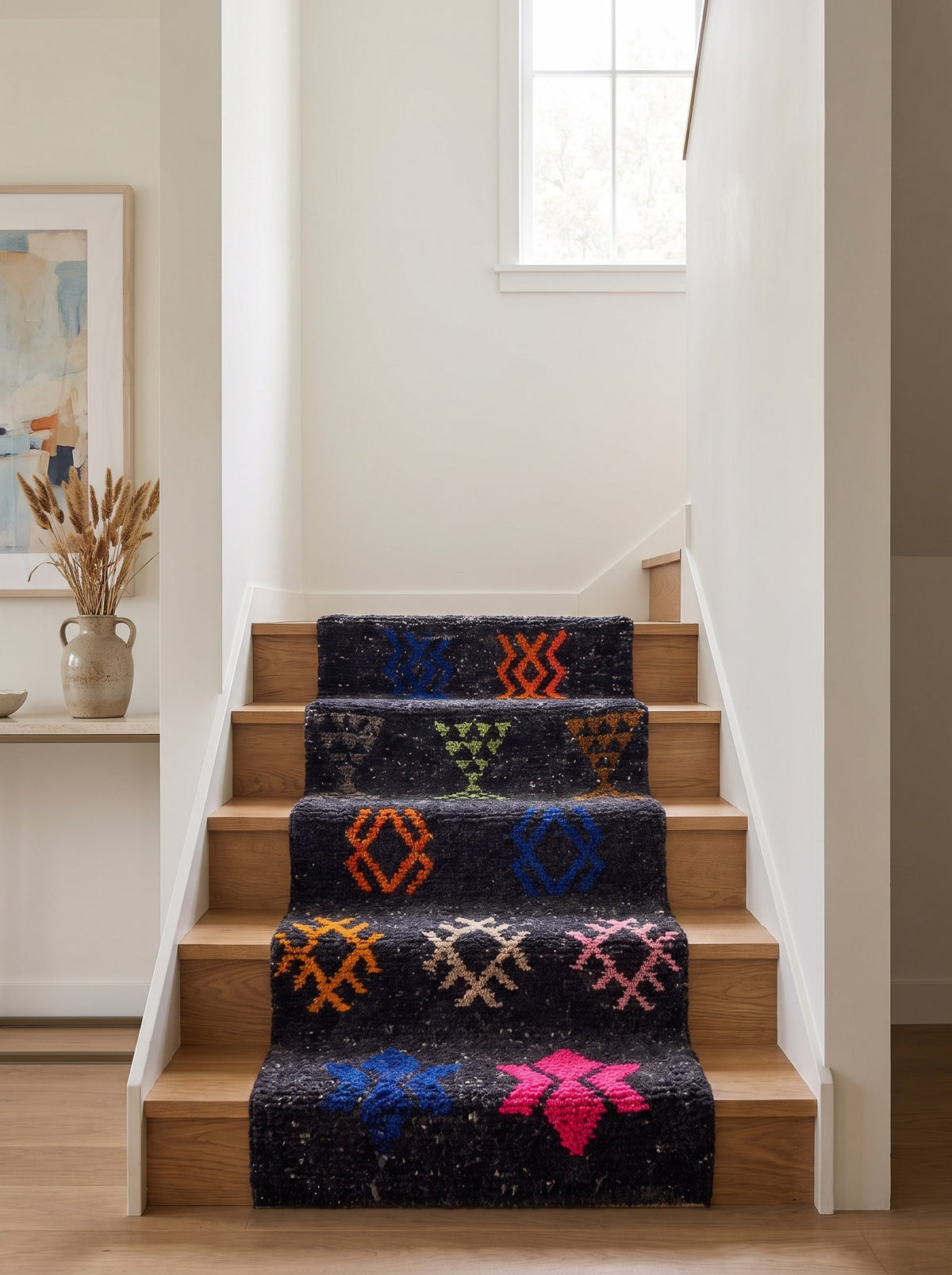 Tapis d'escalier berbère à motifs noir multicolore Zemilt sur un escalier, noué main au Maroc