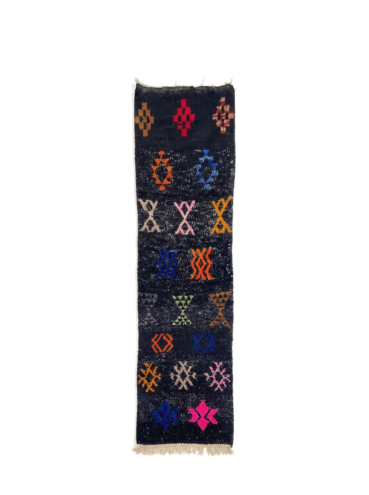 Berber-Treppenläufer Zemilt mit mehrfarbigen Motiven auf Schwarz, flach ausgelegt, melierter schwarzer Grund, acht Reihen Symbole