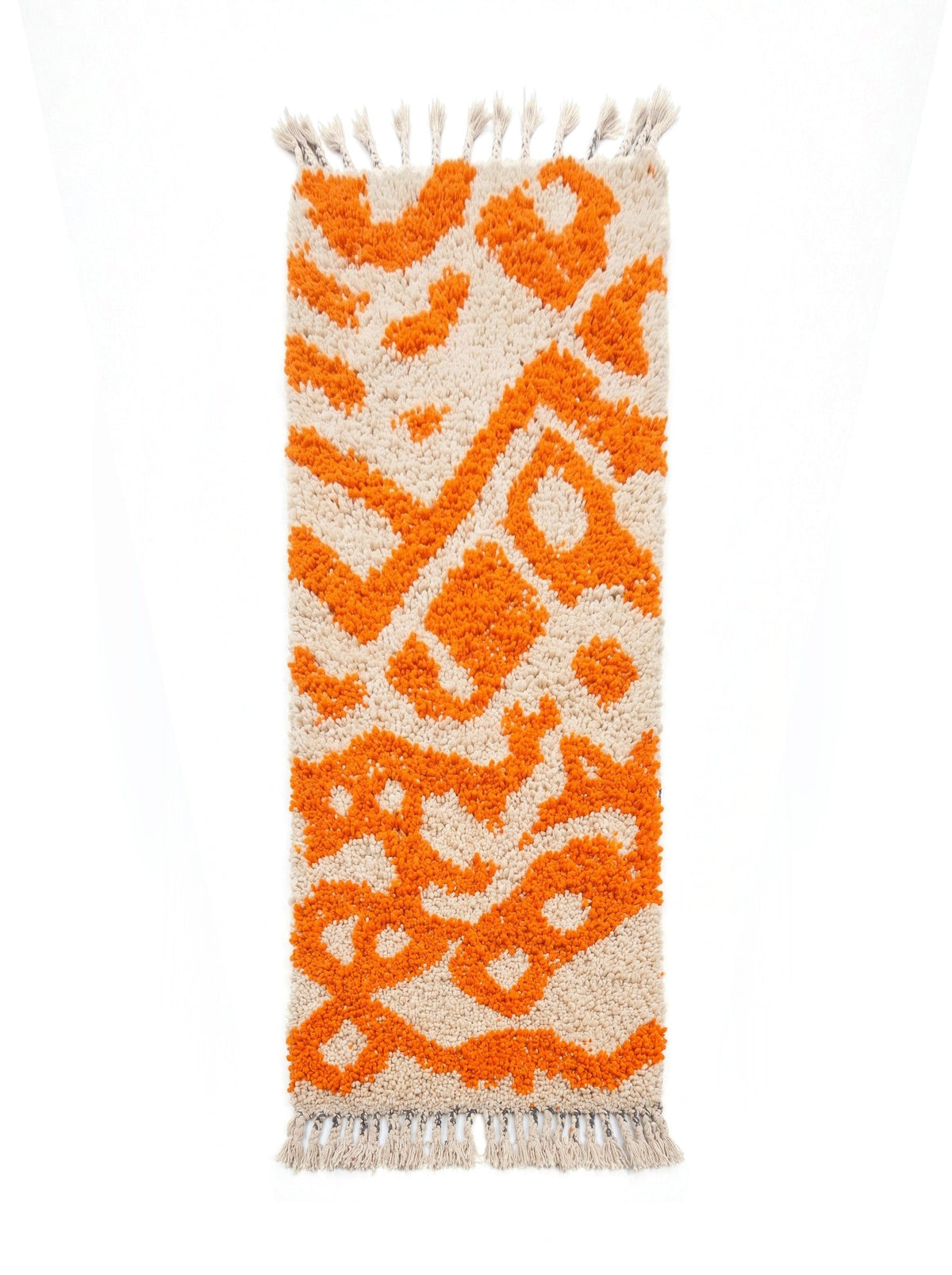 Tapis d'escalier berbère à motifs orange et blanc Nazrila vu à plat, couloir à poil moyen bouclé, fond écru