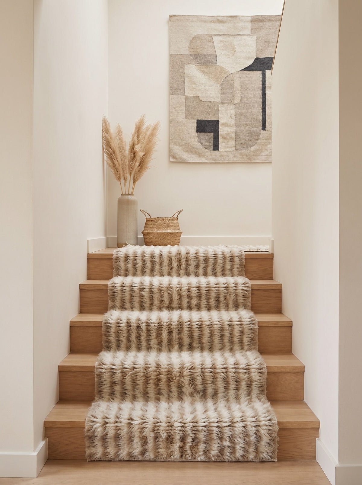 Tapis d'escalier berbère à rayures beige et blanc Tamri sur un autre escalier, noué main au Maroc