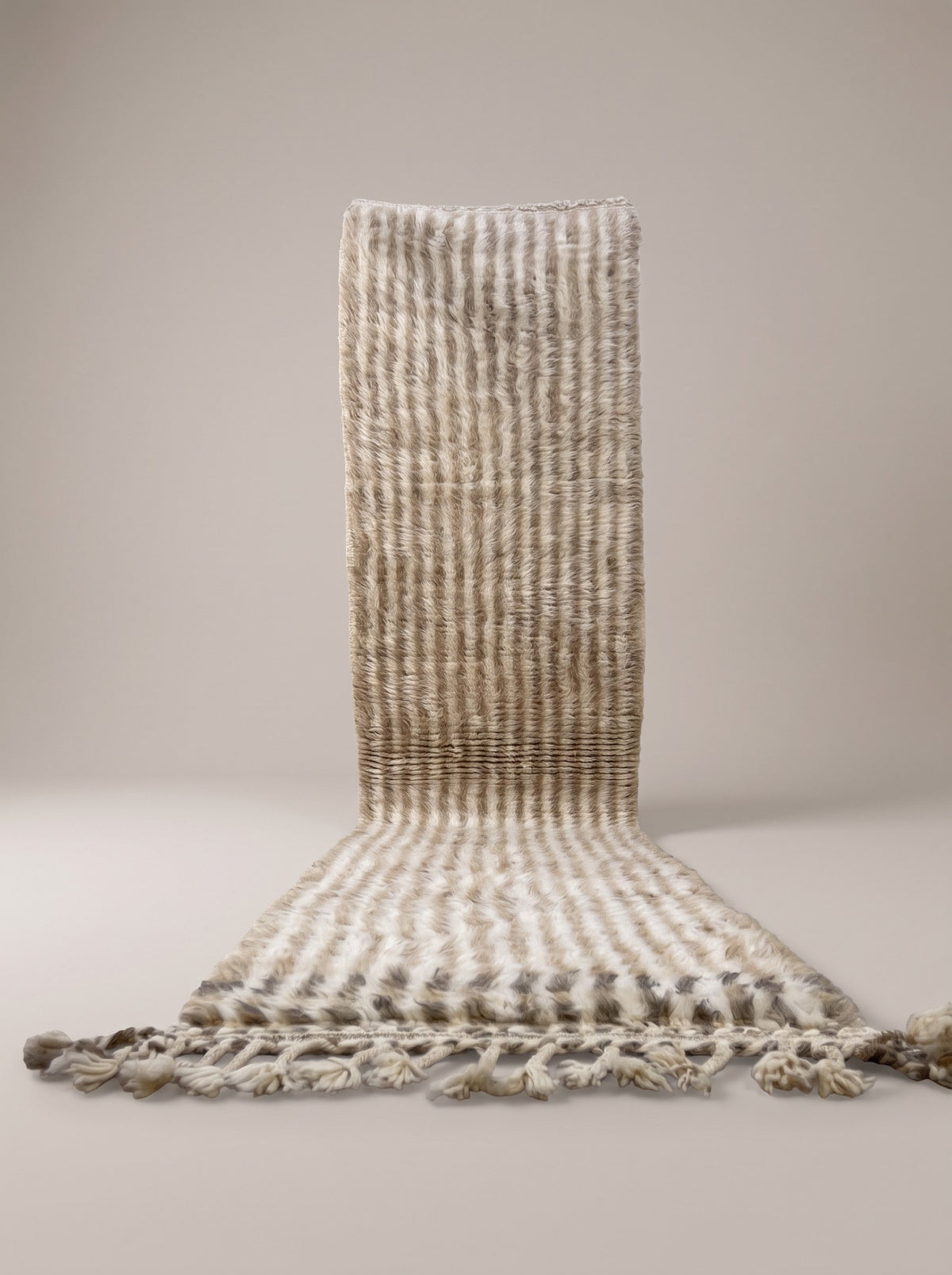 Tapis d'escalier berbère à rayures beige et blanc Tamri suspendu, pièce unique nouée main au Maroc