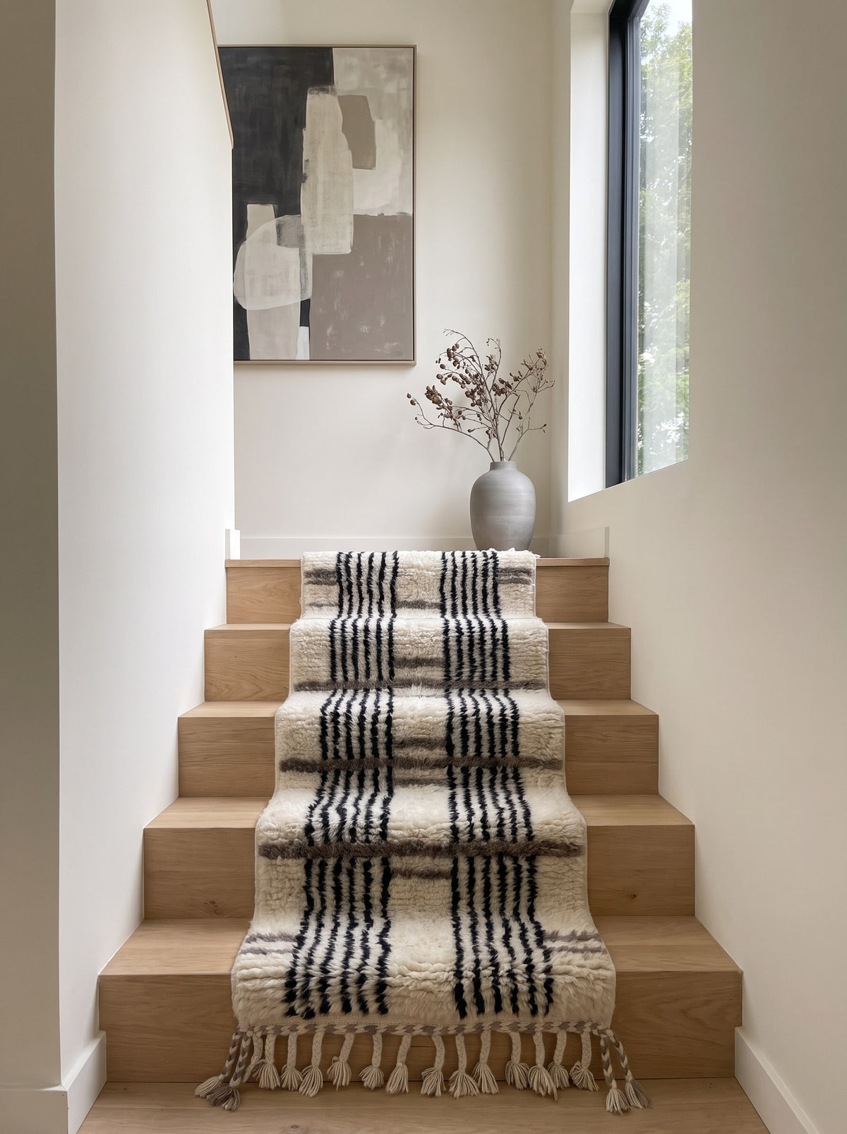 Tapis d'escalier berbère à rayures blanc et noir Aknoul sur un autre escalier, noué main au Maroc