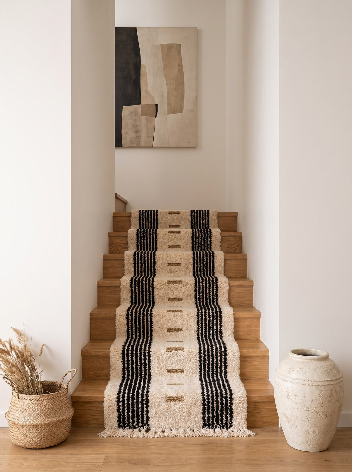 Tapis d'escalier berbère à rayures blanc et noir Tallunt sur un autre escalier, noué main au Maroc