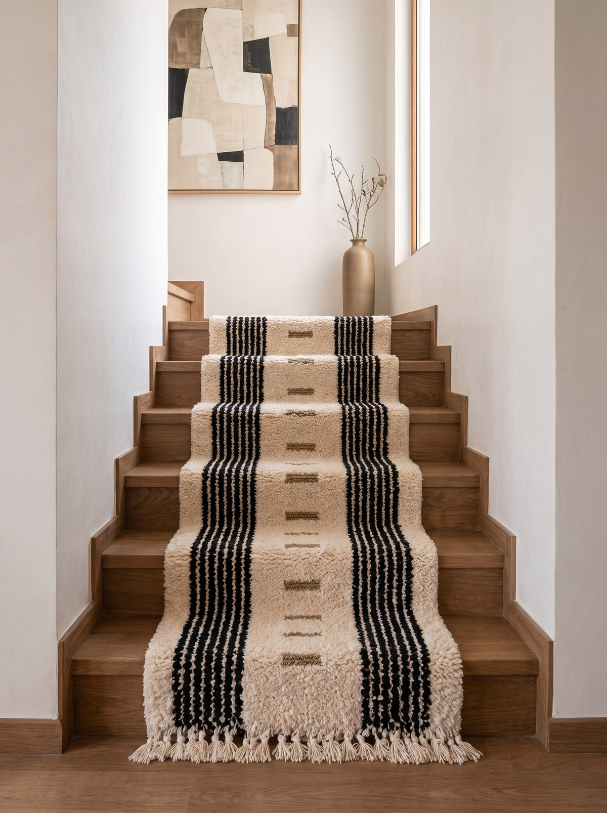 Tapis d'escalier berbère à rayures blanc et noir Tallunt sur un escalier, noué main au Maroc