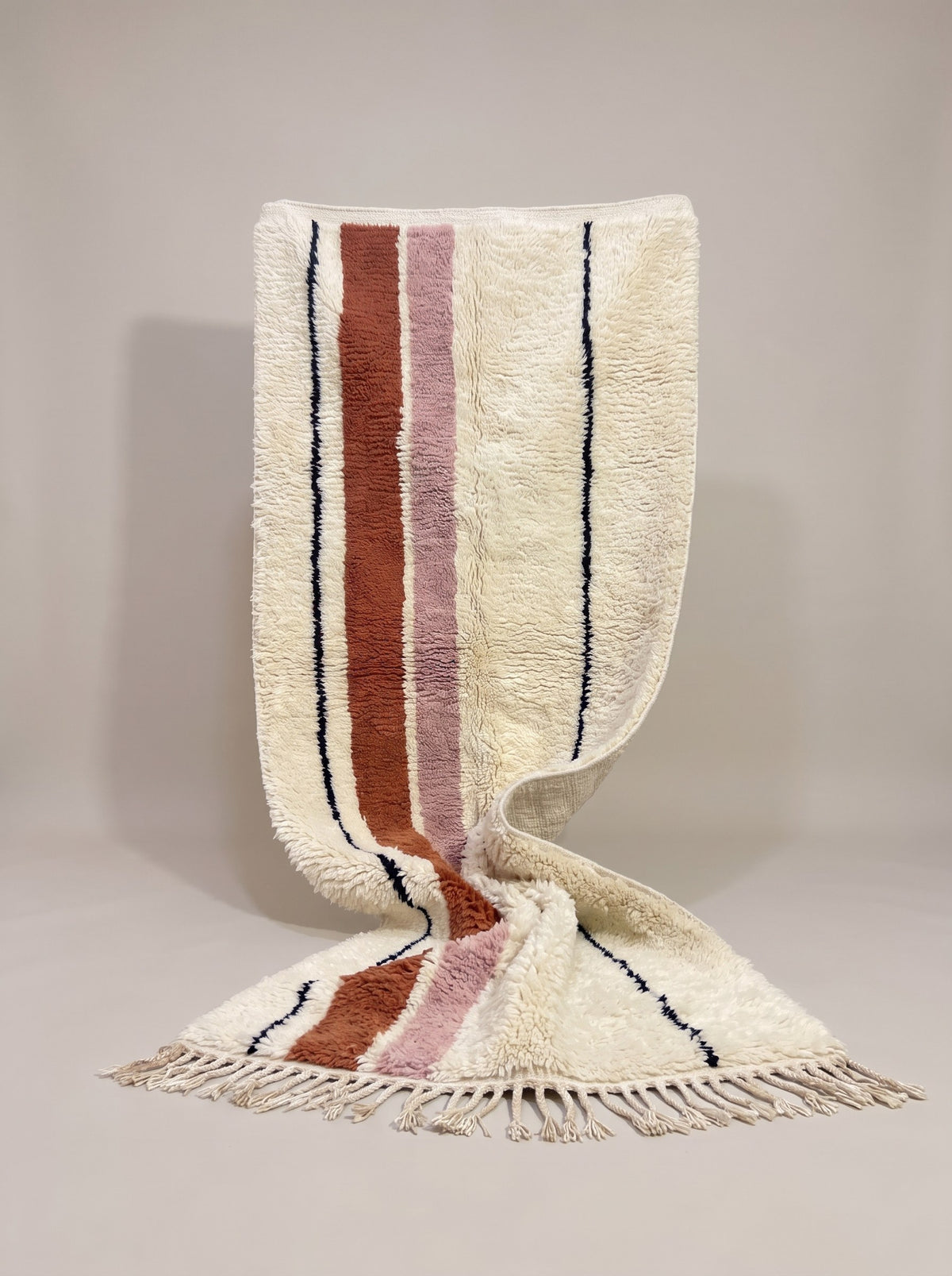 Tapis d'escalier berbère à rayures blanc et terracotta Tasrifa suspendu, pièce unique nouée main au Maroc