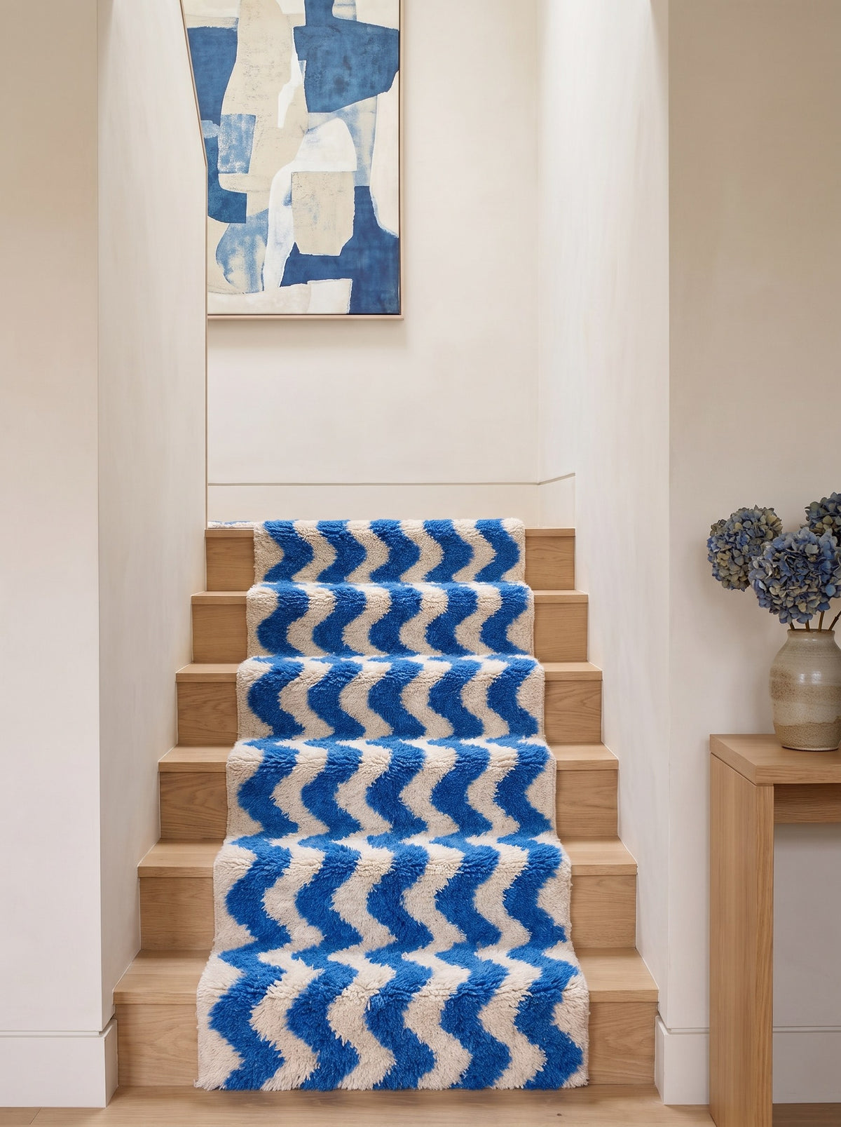 Tapis d'escalier berbère à rayures bleu et blanc Abehri sur un autre escalier, noué main au Maroc