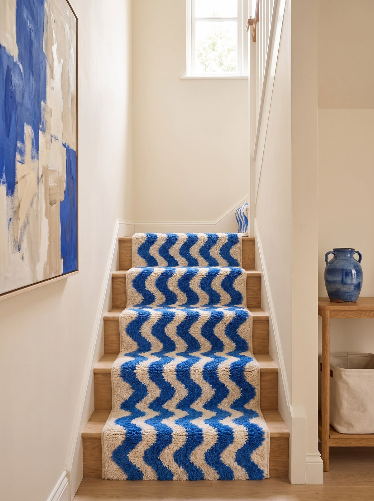 Tapis d'escalier berbère à rayures bleu et blanc Abehri sur un escalier, noué main au Maroc