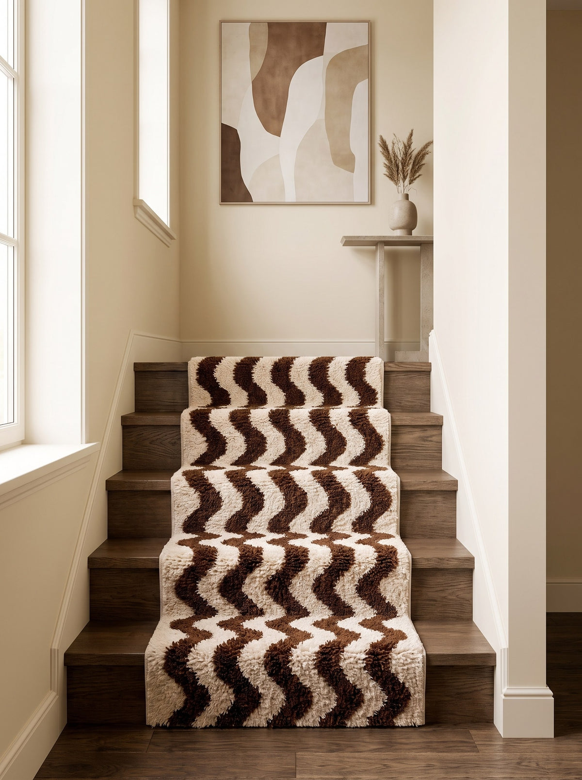 Tapis d'escalier berbère à rayures marron et blanc Roudin sur un troisième escalier, noué main au Maroc