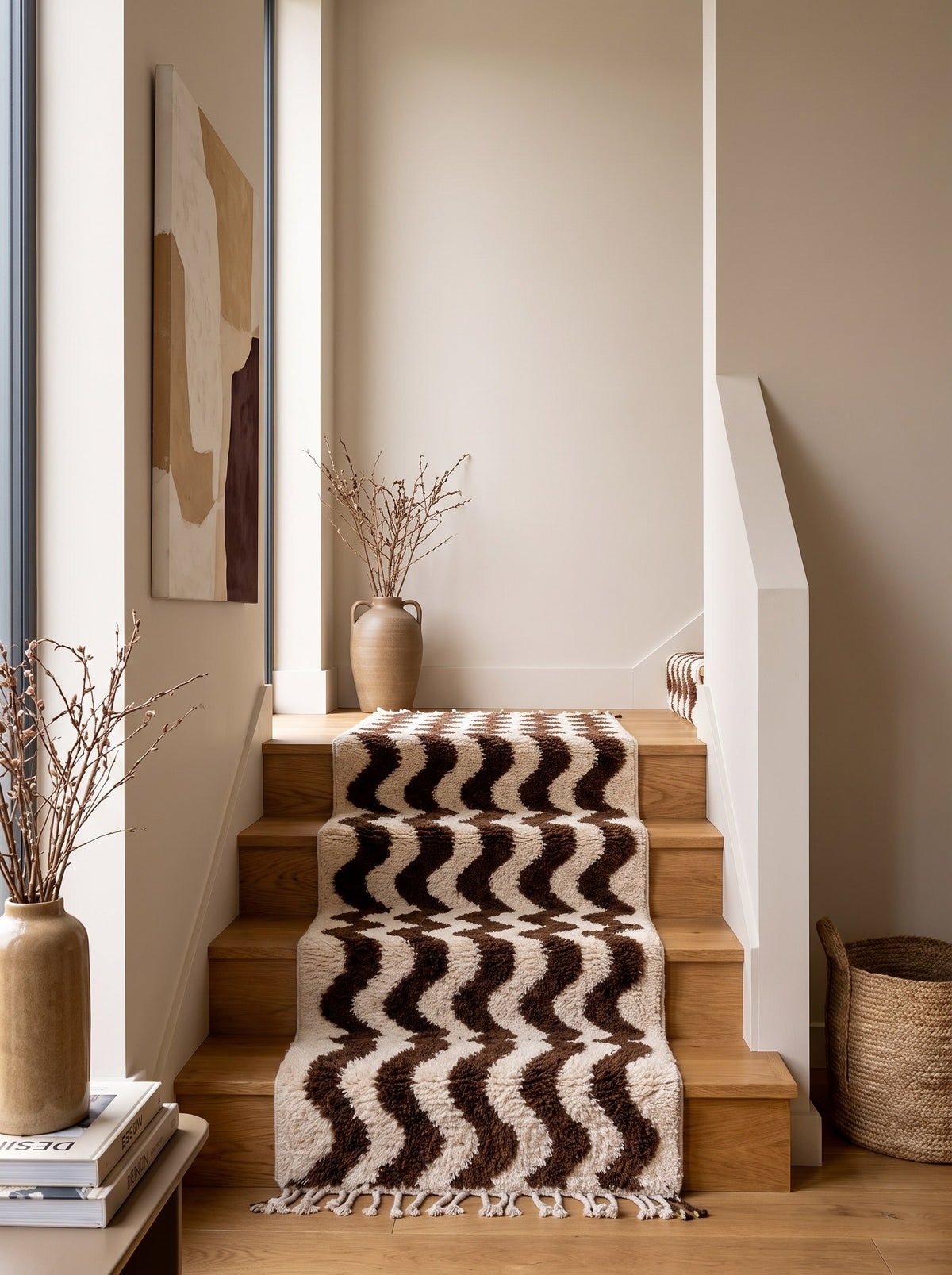Tapis d'escalier berbère à rayures marron et blanc Roudin sur un escalier, noué main au Maroc