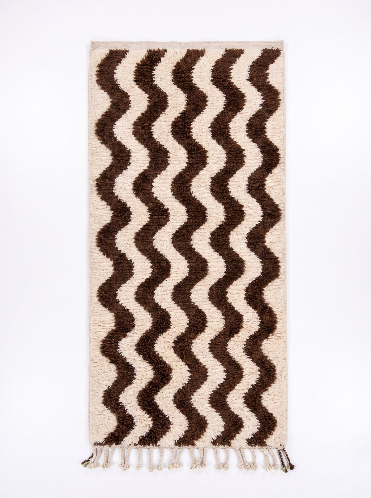 Tapis d'escalier berbère à rayures marron et blanc Roudin vu à plat, couloir à poil long, fond écru, cinq lignes verticales