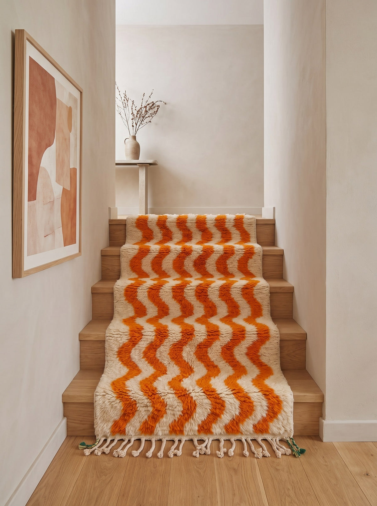 Tapis d'escalier berbère à rayures orange et blanc Loumzal sur un troisième escalier, noué main au Maroc
