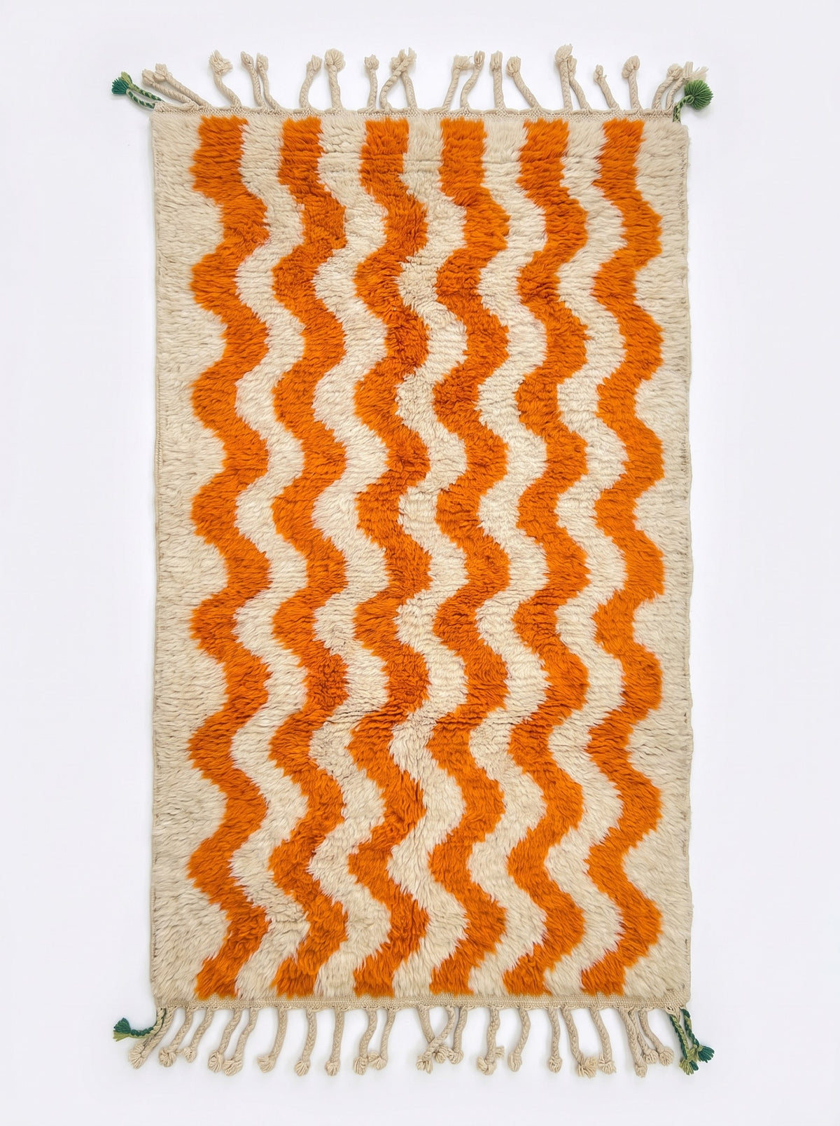 Tapis d'escalier berbère à rayures orange et blanc Loumzal vu à plat, couloir écru, environ huit ondulations verticales orange vif