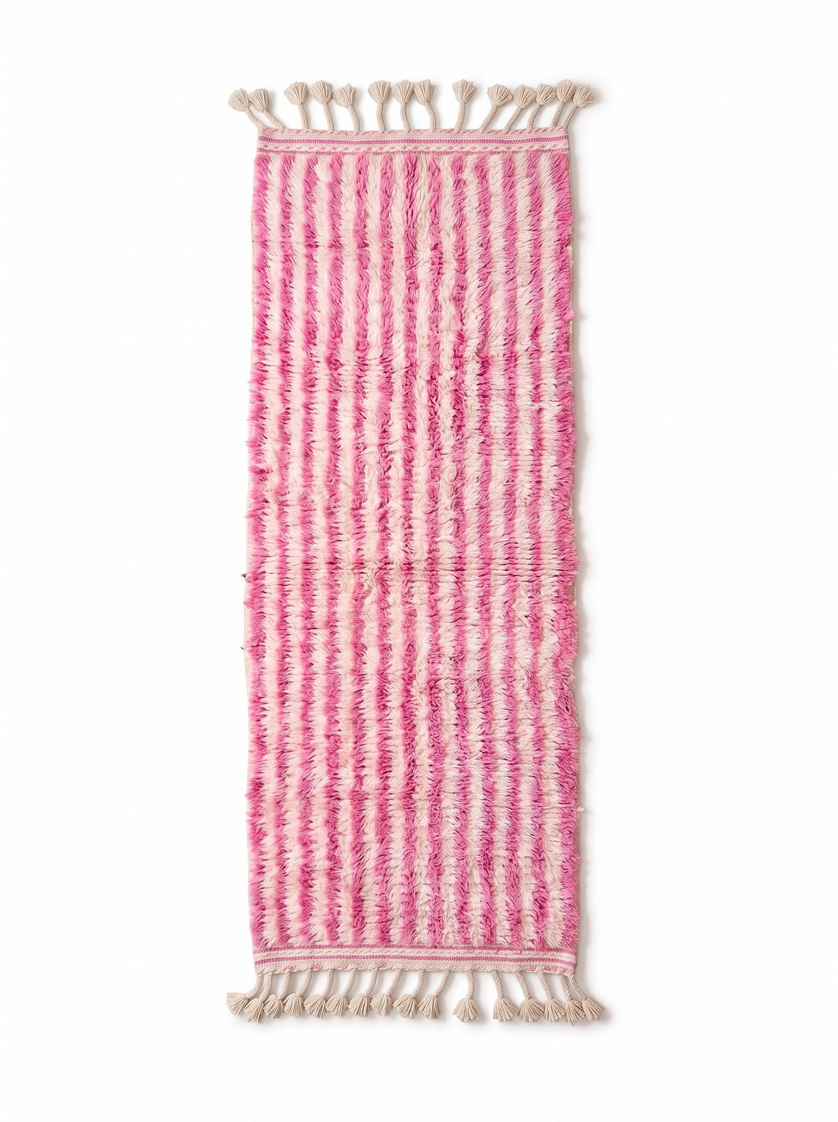 Tapis d'escalier berbère à rayures rose et blanc Mirleft vu à plat, couloir à poil long, rayures longitudinales rose vif