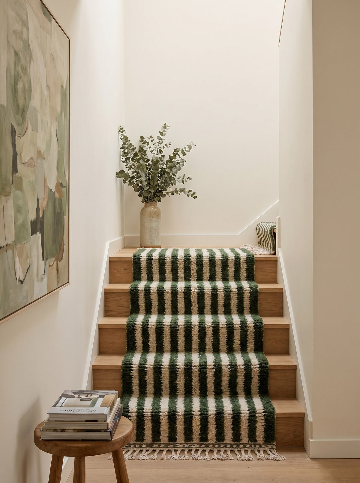 Tapis d'escalier berbère à rayures vert et blanc Zirmal sur un autre escalier, noué main au Maroc