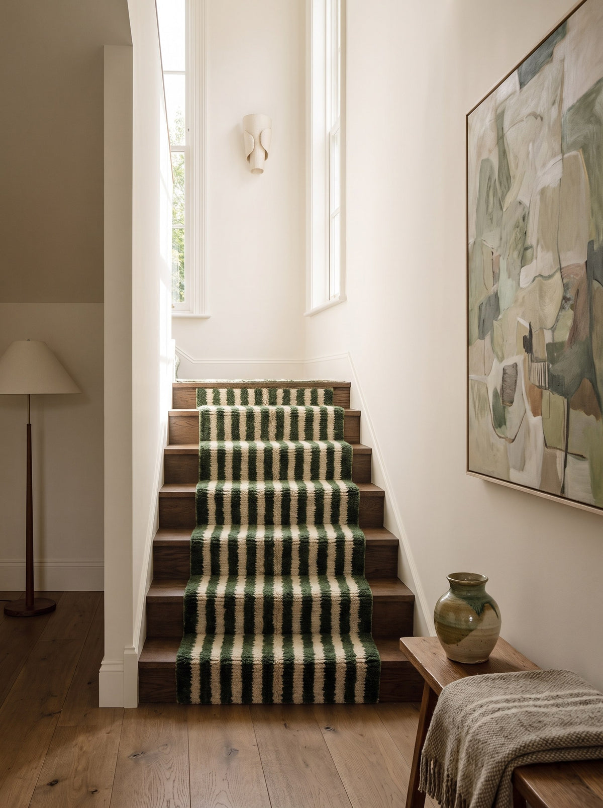 Tapis d'escalier berbère à rayures vert et blanc Zirmal sur un troisième escalier, noué main au Maroc