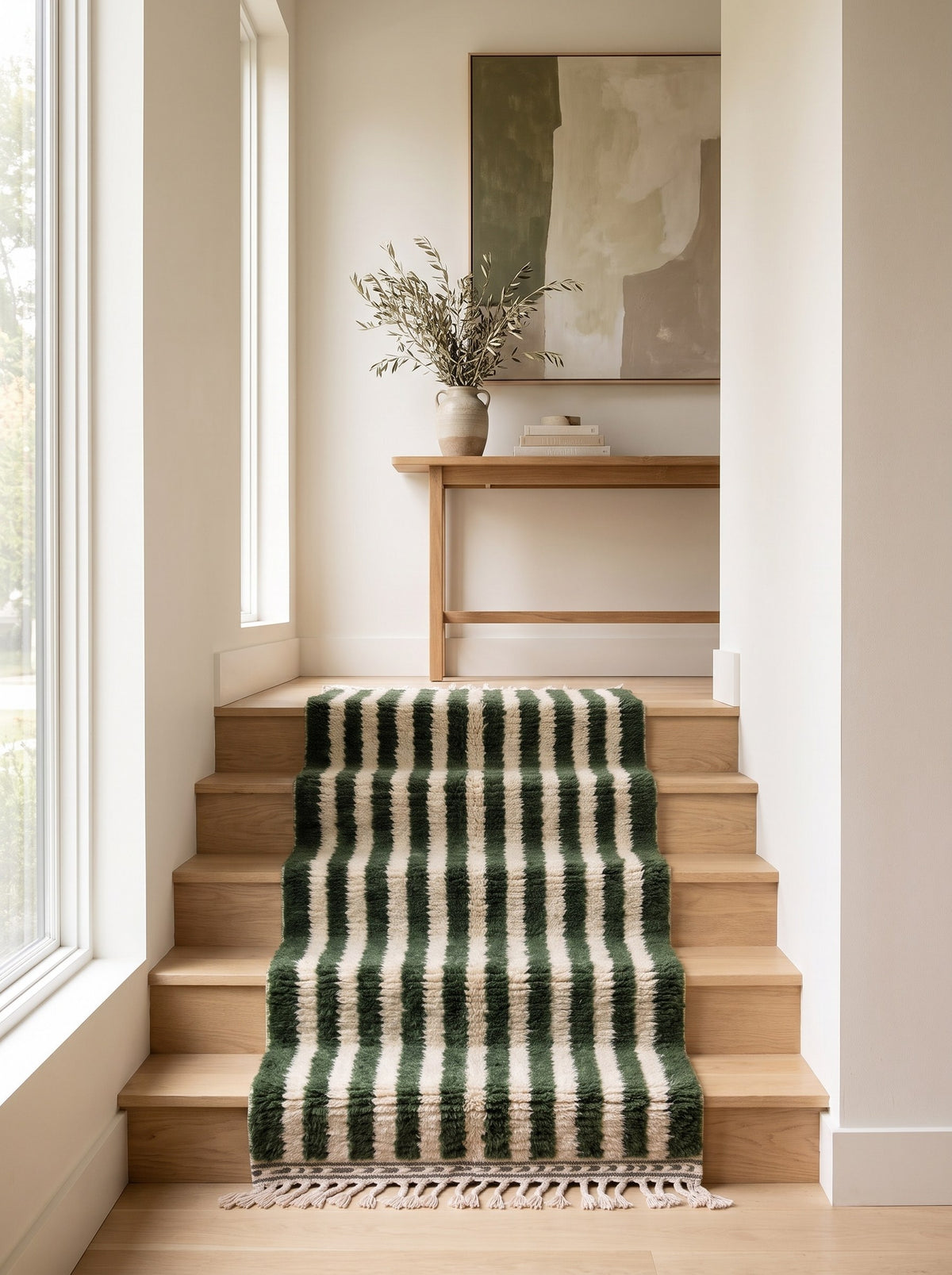 Tapis d'escalier berbère à rayures vert et blanc Zirmal sur un escalier, noué main au Maroc