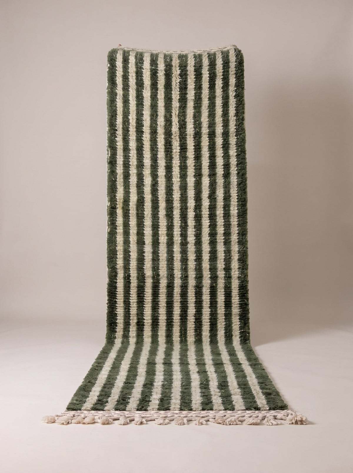 Tapis d'escalier berbère à rayures vert et blanc Zirmal suspendu, pièce unique nouée main au Maroc