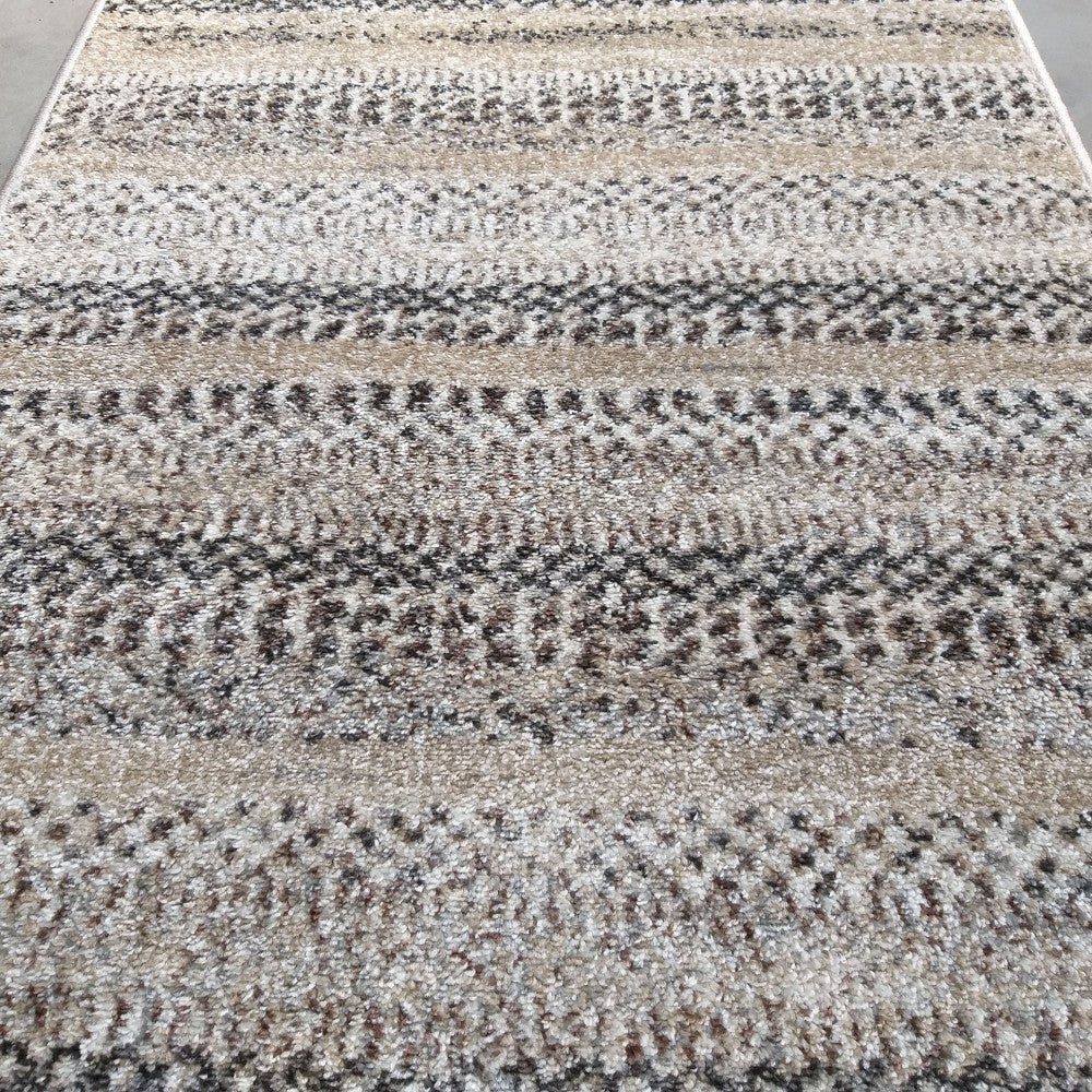 Tapis à poils longs aux motifs rayés horizontaux, mélange de couleurs beiges, marron et crème avec des bandes texturées