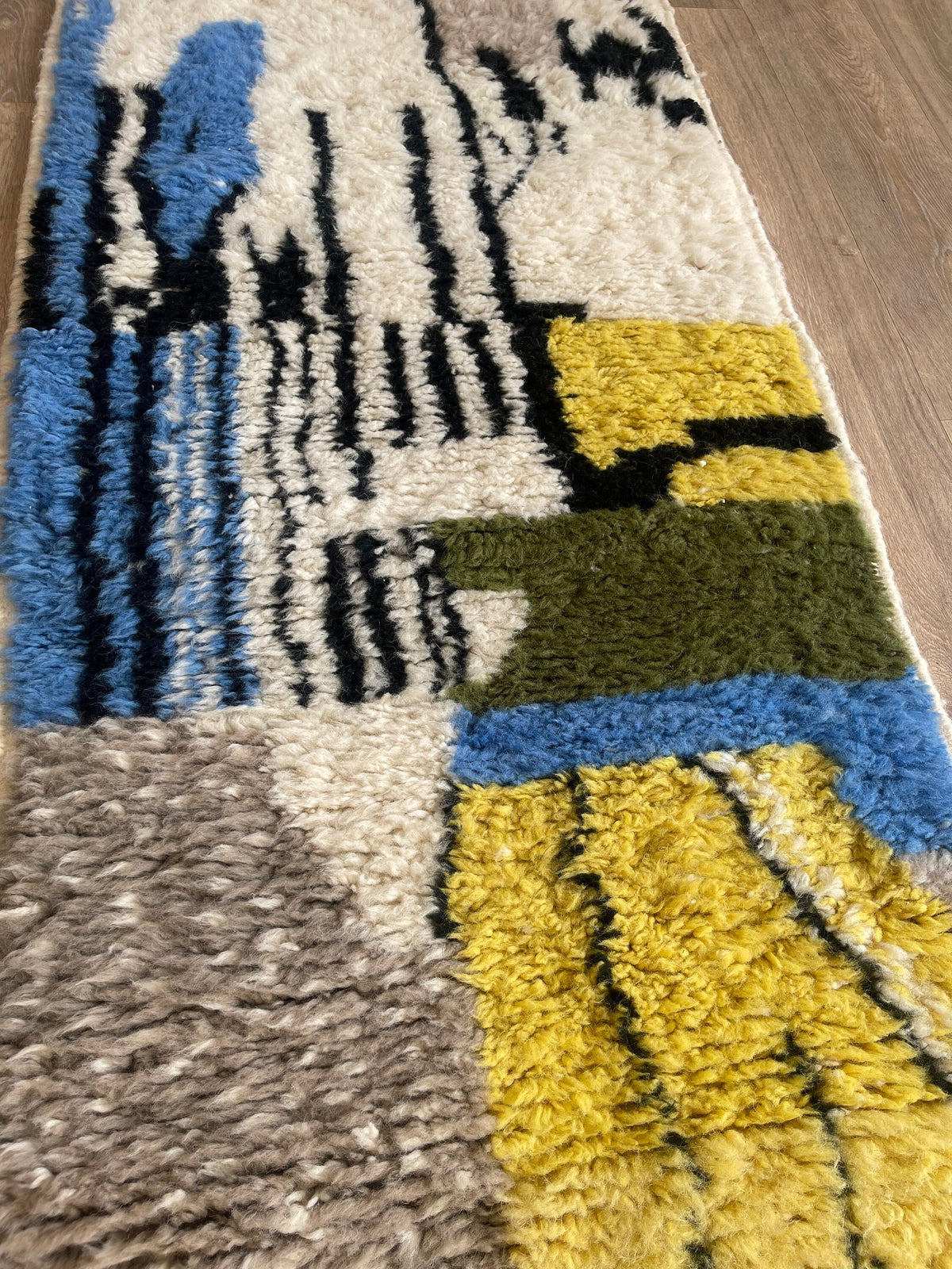 Gros plan sur un détail du tapis d'escalier berbère Iznagal, tracé irrégulier du motif fait main, vue 5
