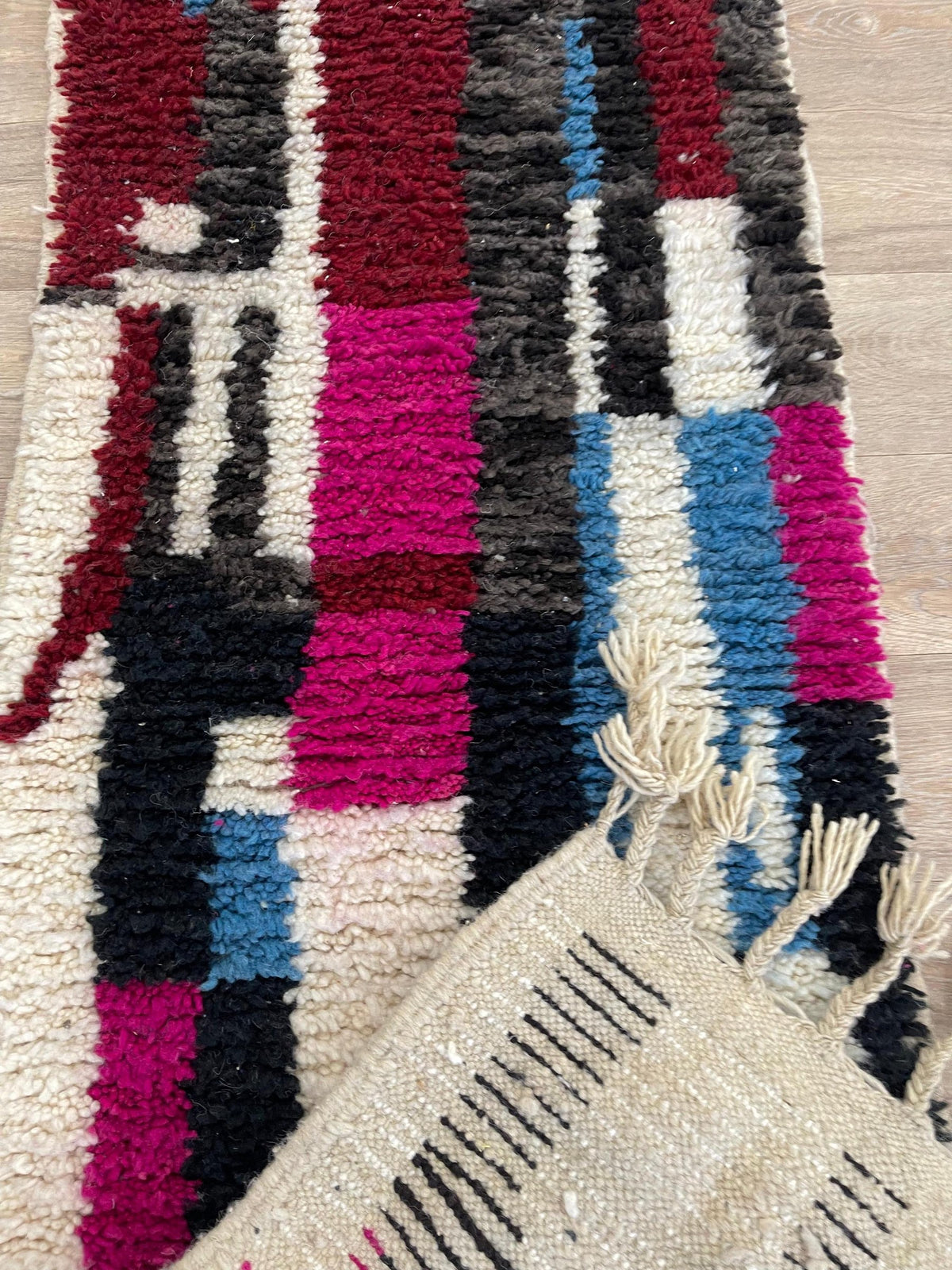 Gros plan sur l'envers du tapis d'escalier berbère Zerouan, nœuds visibles sur la chaîne de coton, sans dossier